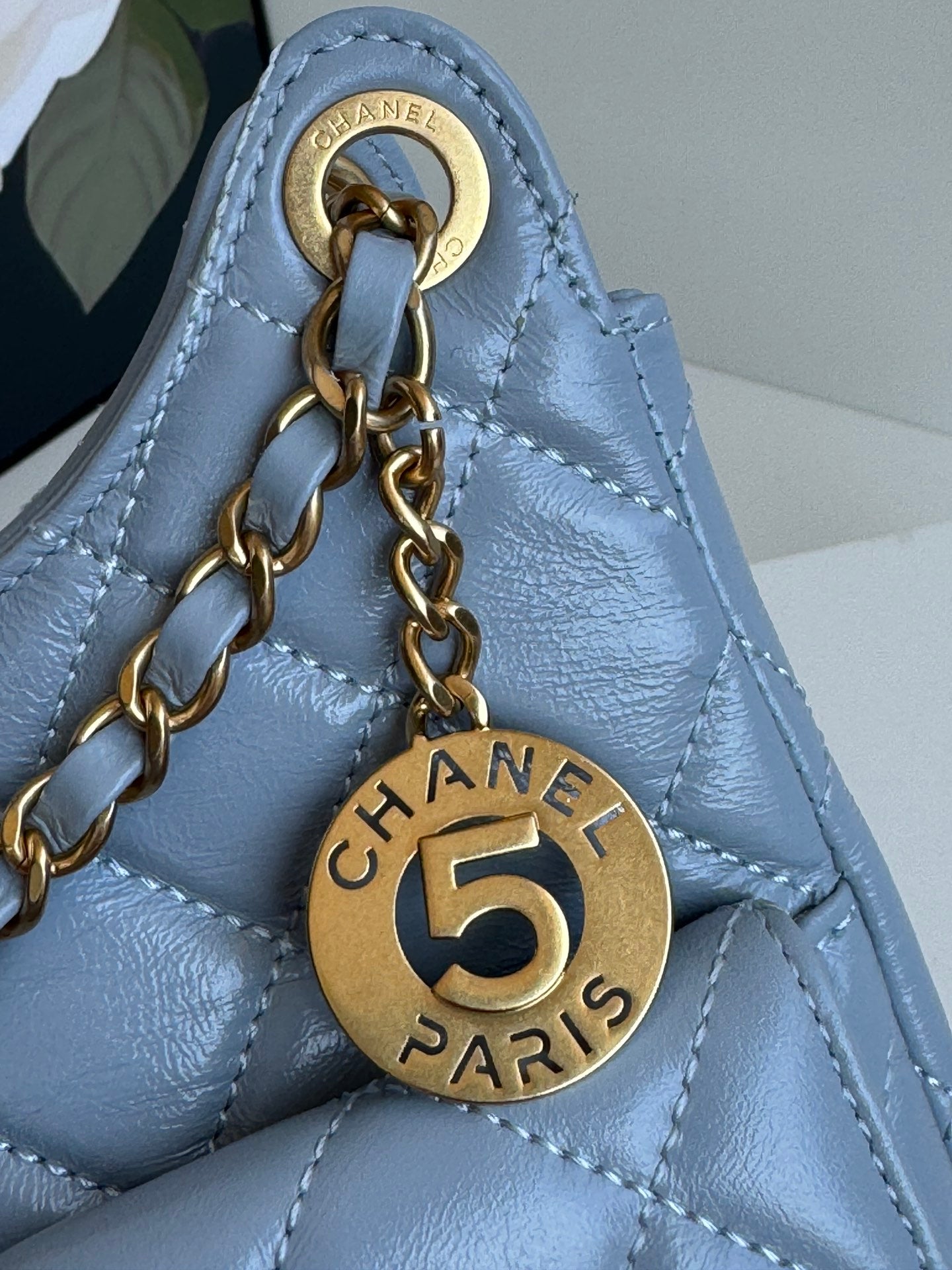 CC 23C PETIT SAC HOBO 21,5 EN CUIR D'AGNEAU BLEU NUAGE QUINCAILLERIE DORÉ