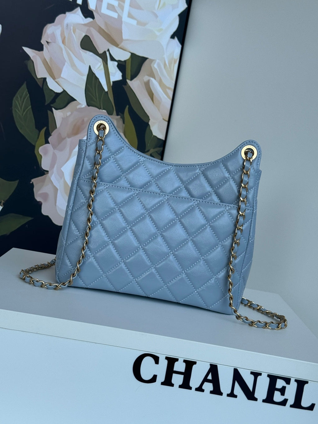 CC 23C PETIT SAC HOBO 21,5 EN CUIR D'AGNEAU BLEU NUAGE QUINCAILLERIE DORÉ