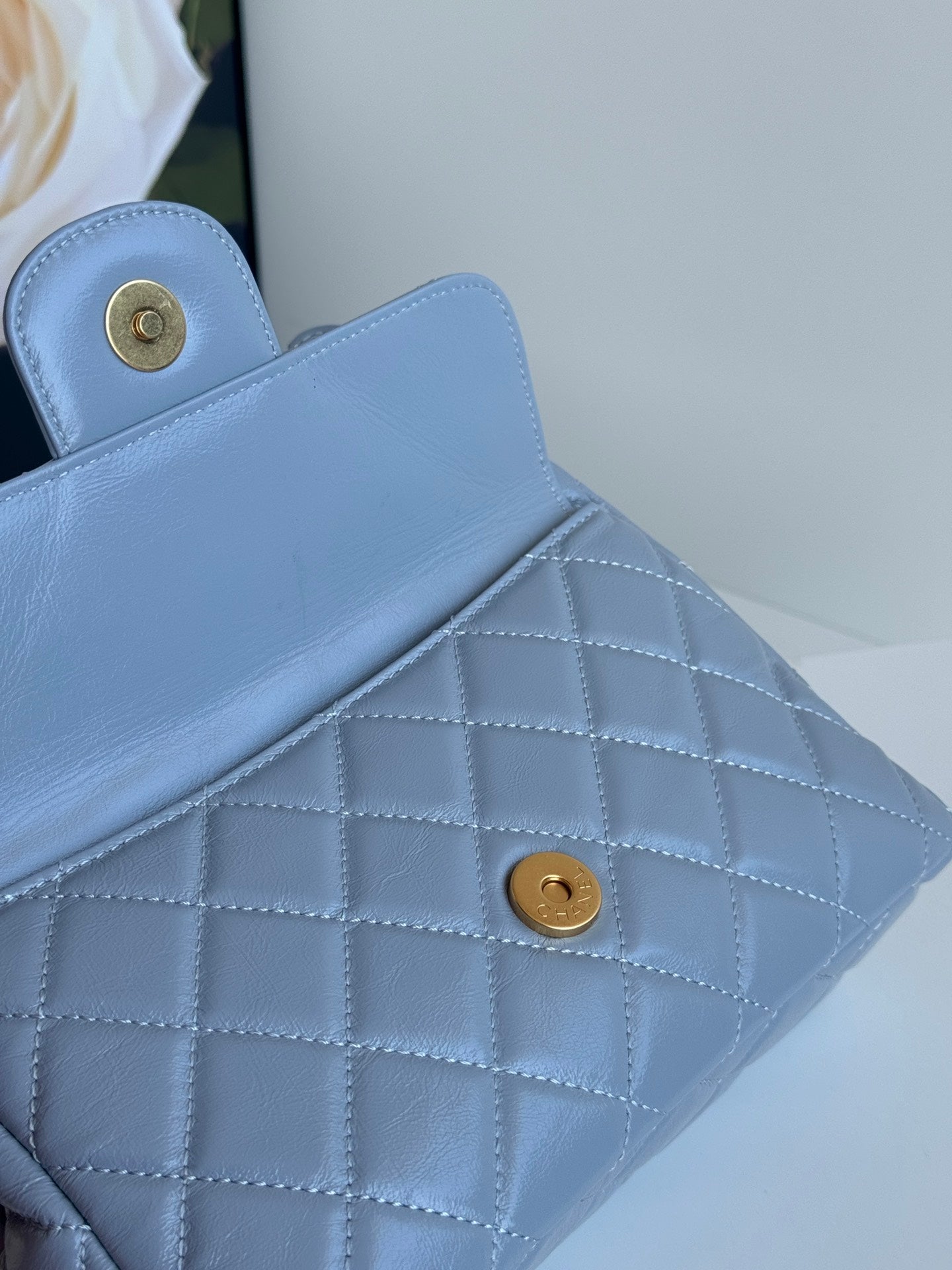 CC 23C PETIT SAC HOBO 21,5 EN CUIR D'AGNEAU BLEU NUAGE QUINCAILLERIE DORÉ