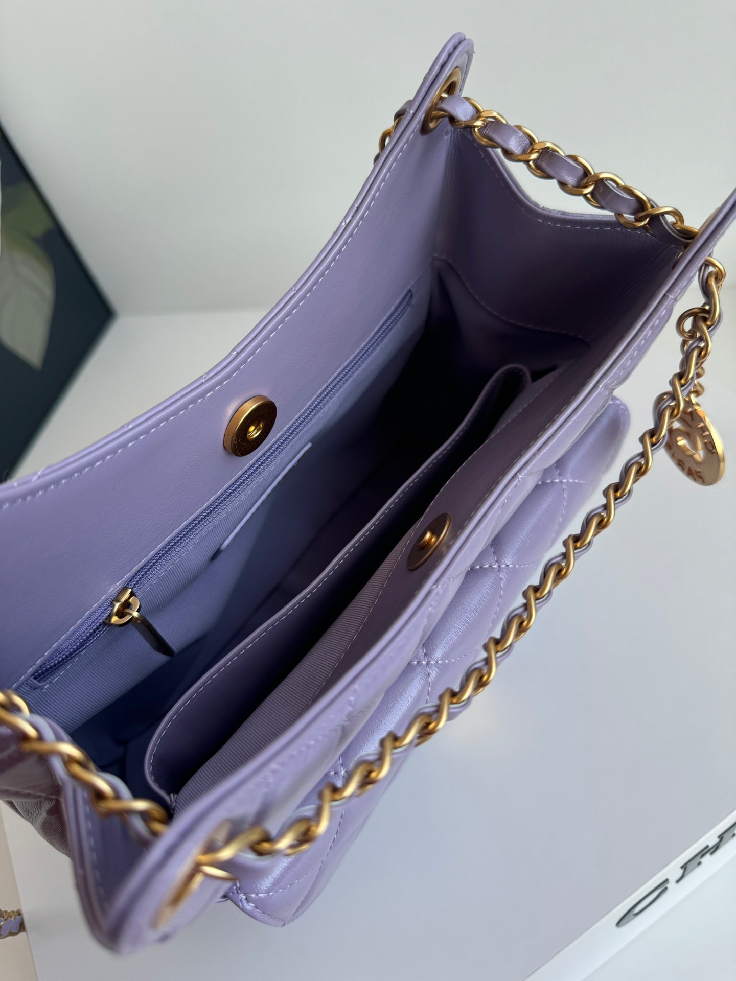 CC 23C PETIT SAC HOBO 21,5 CUIR D'AGNEAU VIOLET QUINCAILLERIE DORÉ