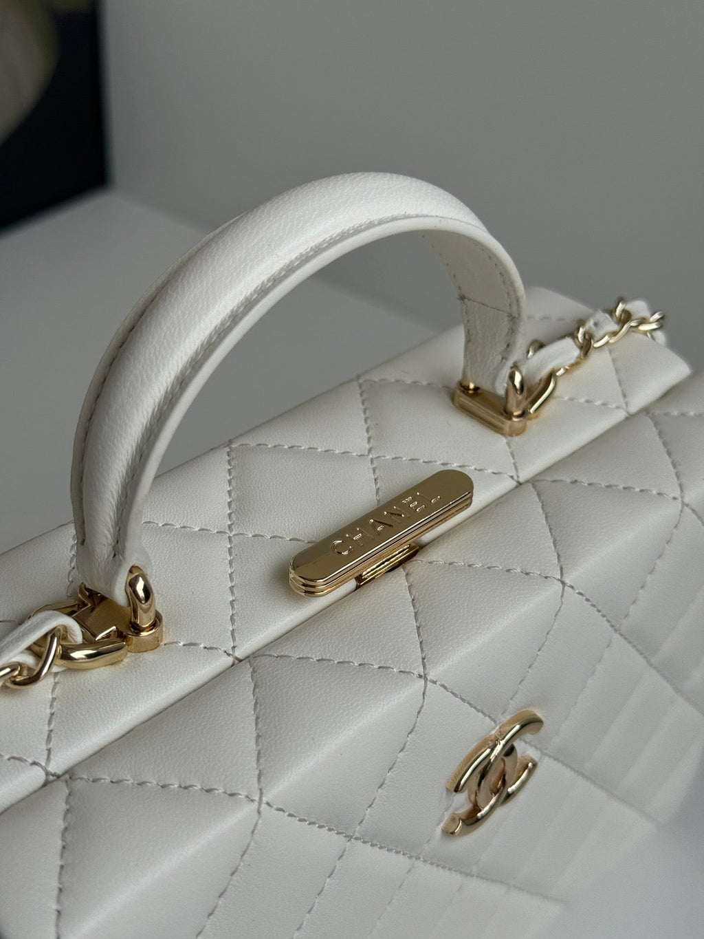PETIT SAC BOÎTE 18 PO EN CUIR D'AGNEAU BLANC QUINCAILLERIE DORÉ