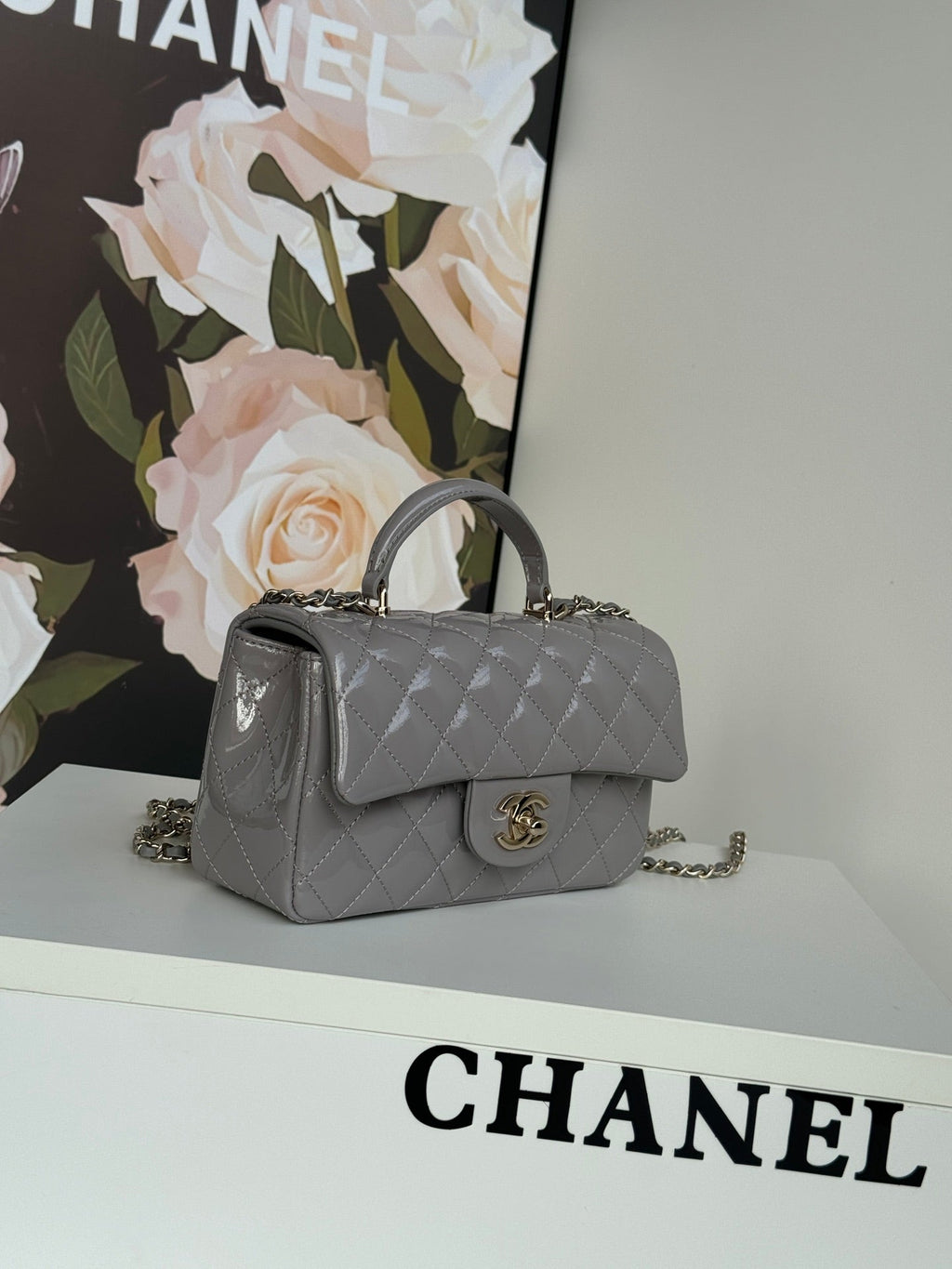 MINI SAC À RABAT 20 EN CUIR DE VEAU BRILLANT GRIS CLAIR, QUINCAILLERIE DORÉ 