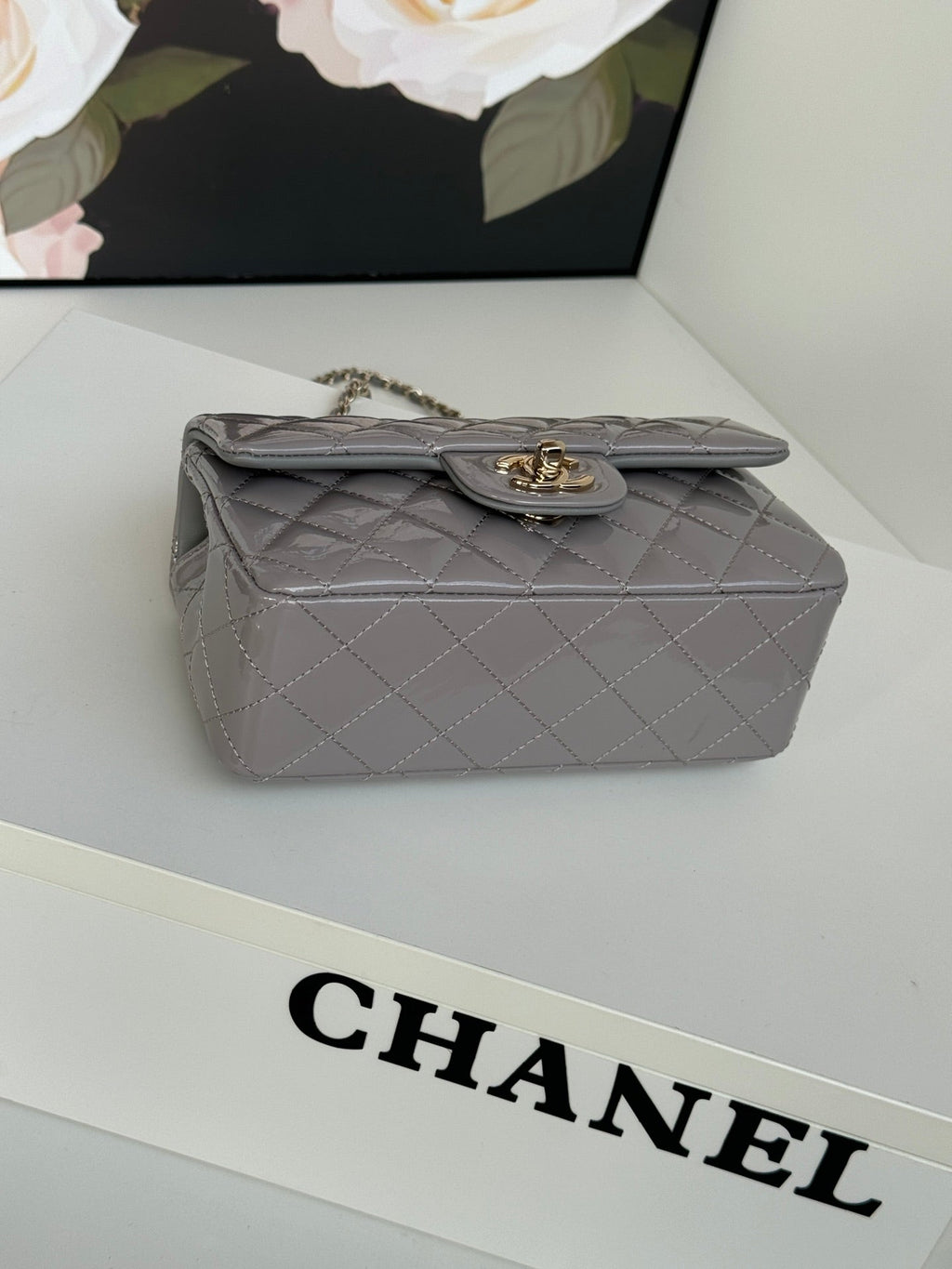 MINI SAC À RABAT 20 EN CUIR DE VEAU BRILLANT GRIS CLAIR, QUINCAILLERIE DORÉ 