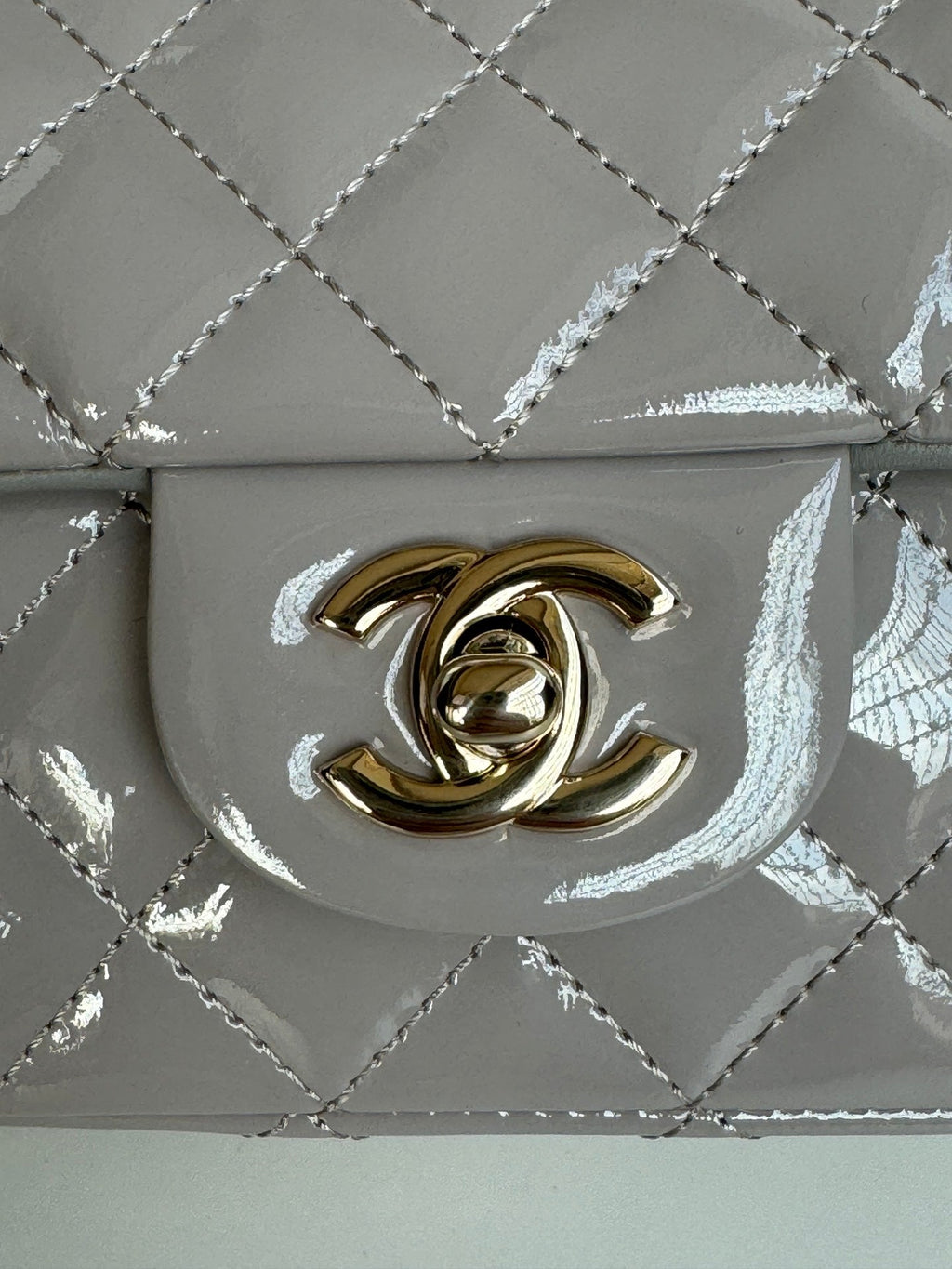 MINI SAC À RABAT 20 EN CUIR DE VEAU BRILLANT GRIS CLAIR, QUINCAILLERIE DORÉ 