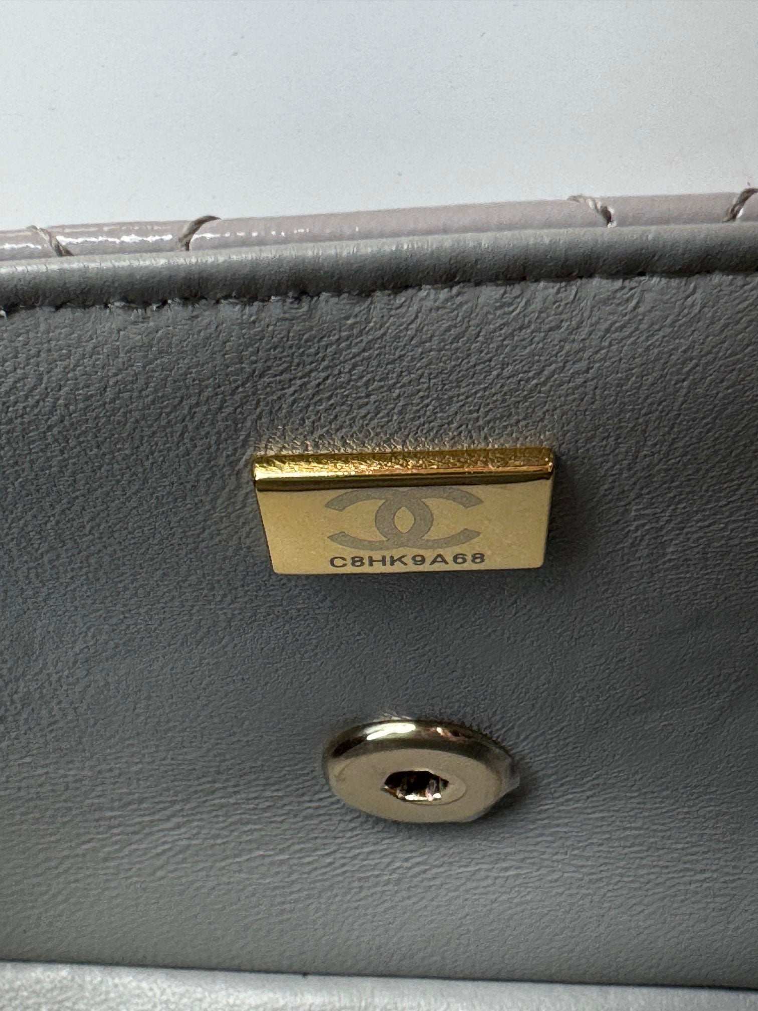 MINI SAC À RABAT 20 EN CUIR DE VEAU BRILLANT GRIS CLAIR, QUINCAILLERIE DORÉ 