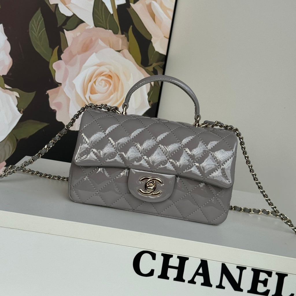 MINI SAC À RABAT 20 EN CUIR DE VEAU BRILLANT GRIS CLAIR, QUINCAILLERIE DORÉ 
