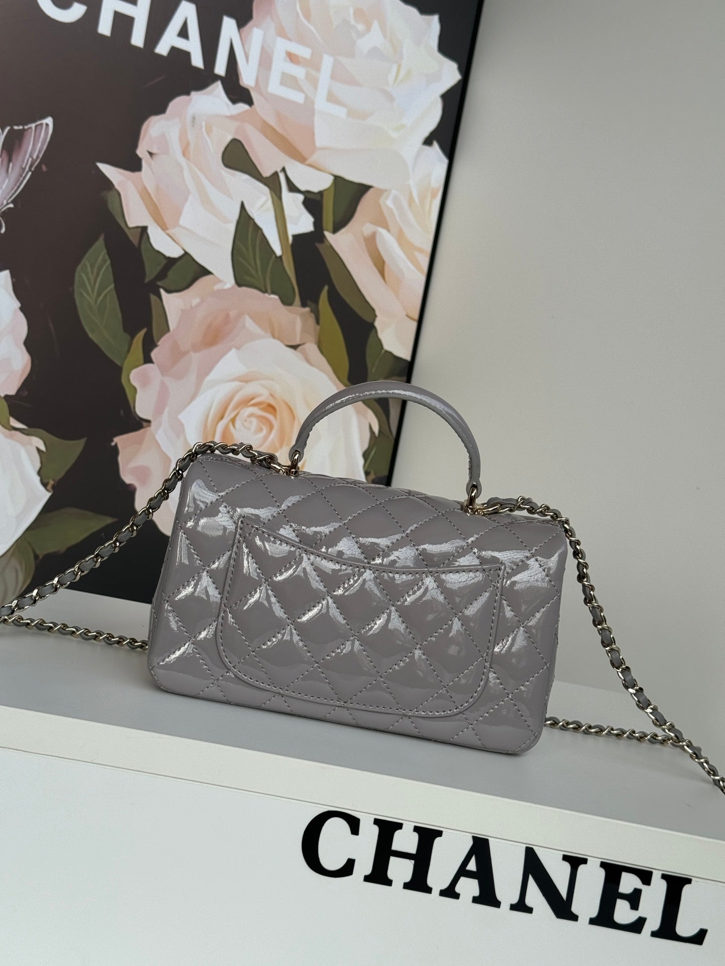 MINI SAC À RABAT 20 EN CUIR DE VEAU BRILLANT GRIS CLAIR, QUINCAILLERIE DORÉ 