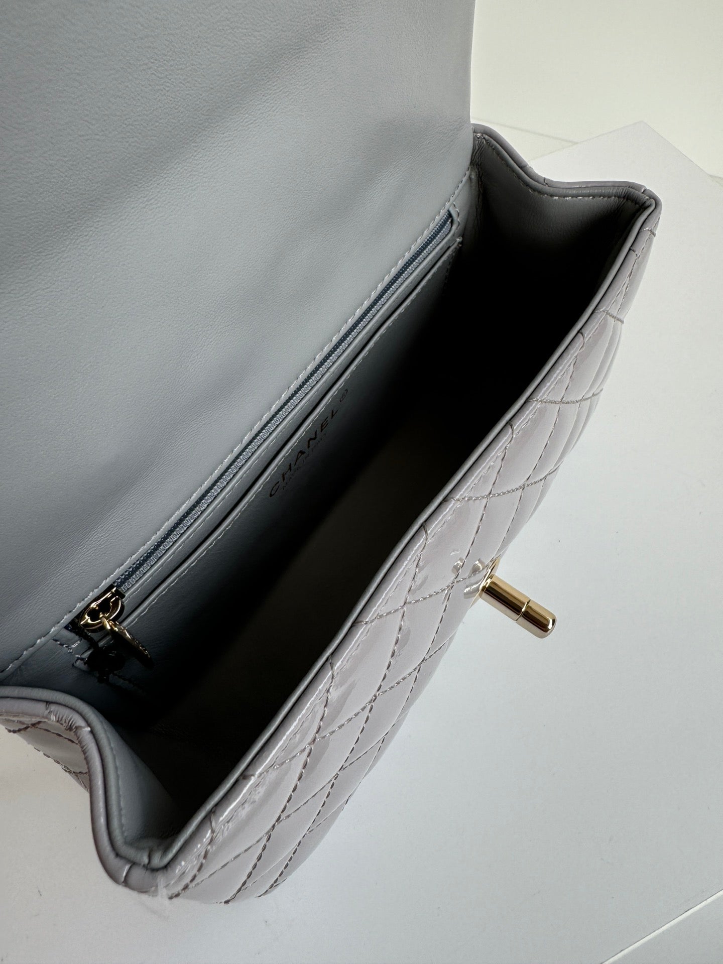 MINI SAC À RABAT 20 EN CUIR DE VEAU BRILLANT GRIS CLAIR, QUINCAILLERIE DORÉ 
