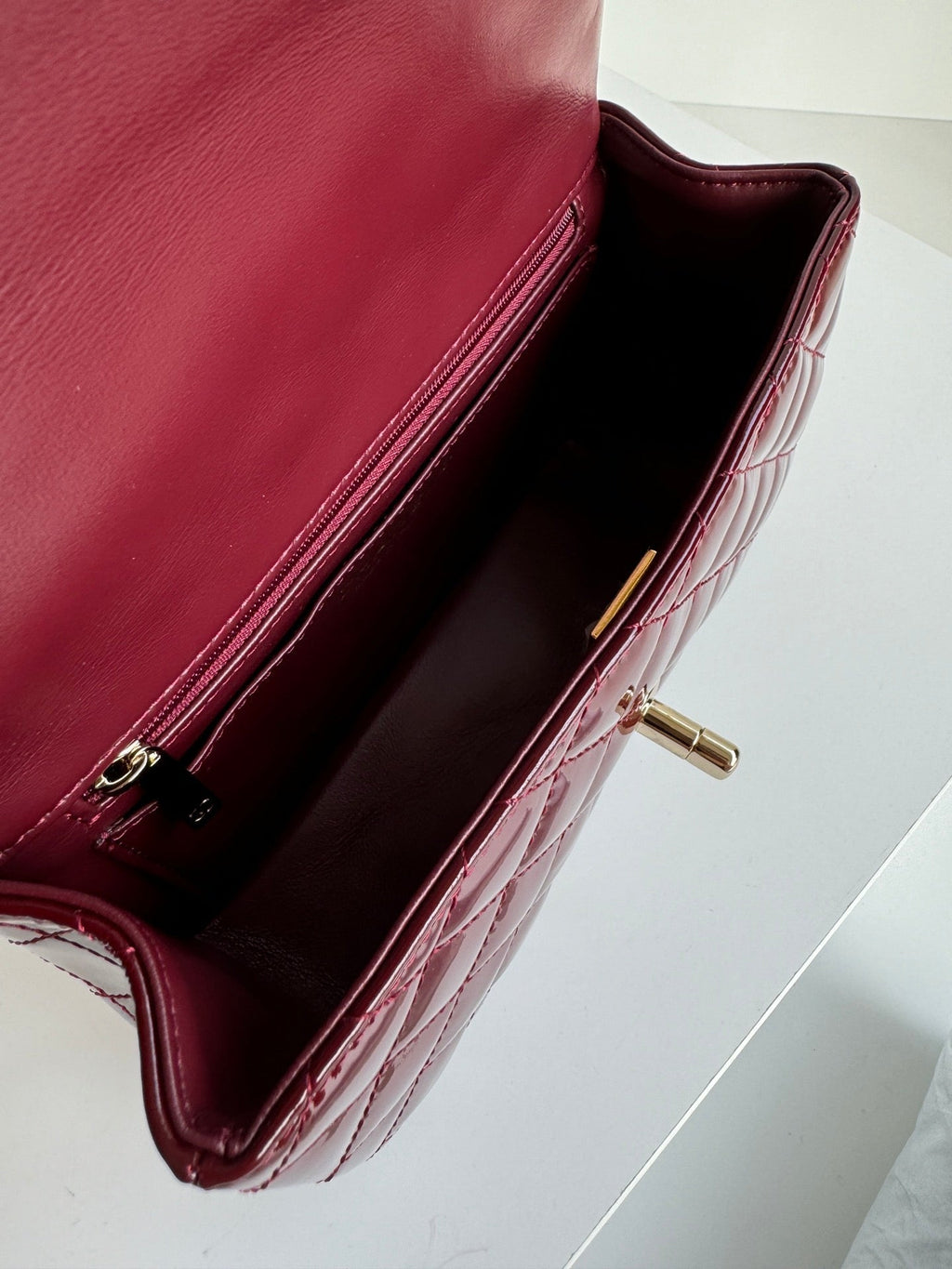 MINI SAC À RABAT 20 EN CUIR DE VEAU BRILLANT ROUGE ACAJOU, QUINCAILLERIE DORÉ 
