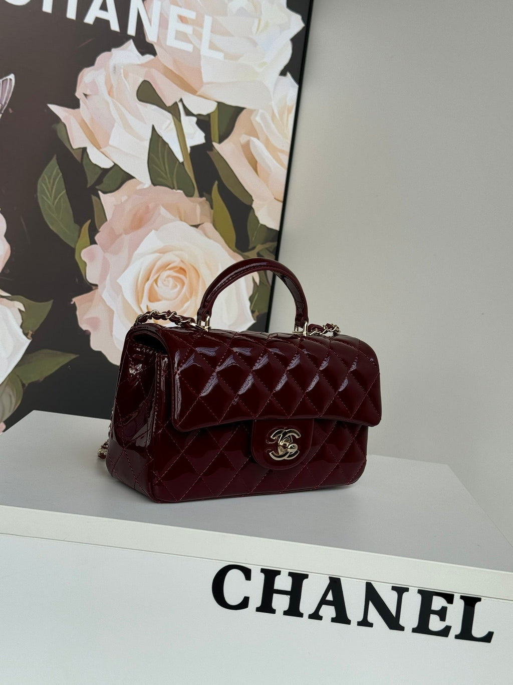 MINI SAC À RABAT 20 EN CUIR DE VEAU BRILLANT ROUGE ACAJOU, QUINCAILLERIE DORÉ 