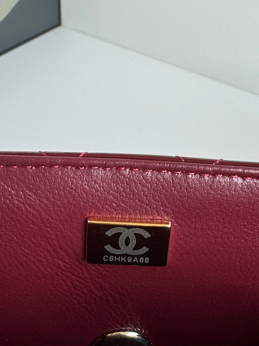 MINI SAC À RABAT 20 EN CUIR DE VEAU BRILLANT ROUGE ACAJOU, QUINCAILLERIE DORÉ 