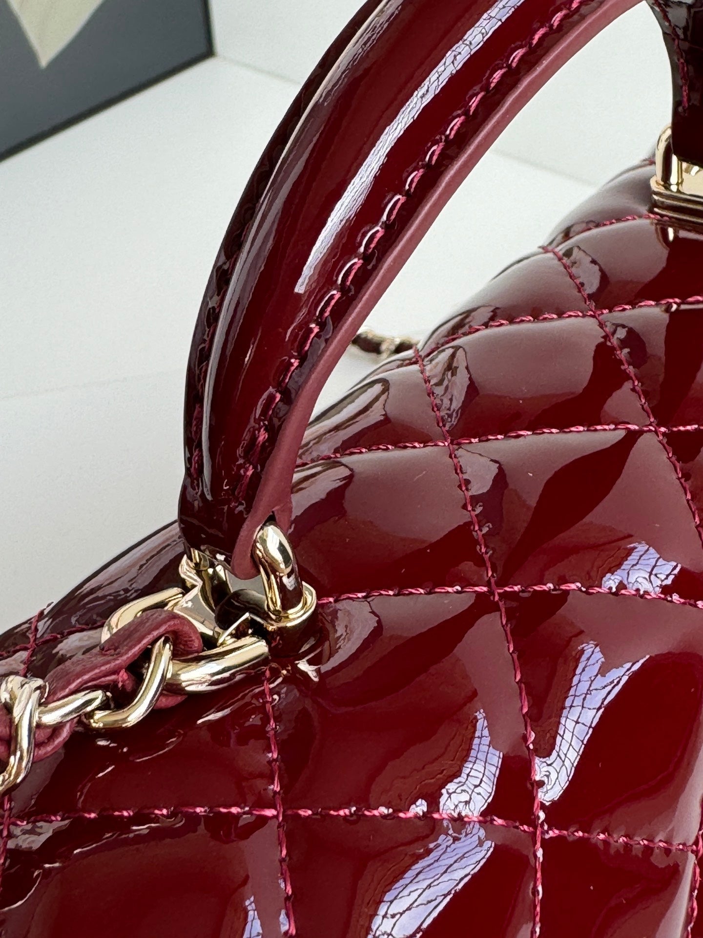 MINI SAC À RABAT 20 EN CUIR DE VEAU BRILLANT ROUGE ACAJOU, QUINCAILLERIE DORÉ 
