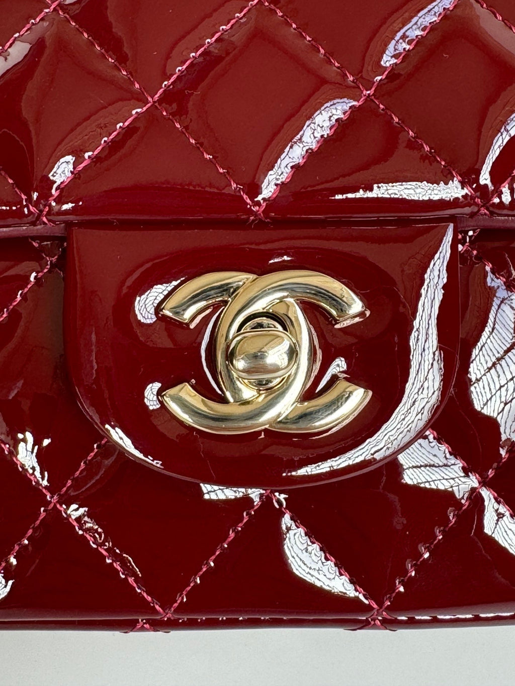 MINI SAC À RABAT 20 EN CUIR DE VEAU BRILLANT ROUGE ACAJOU, QUINCAILLERIE DORÉ 