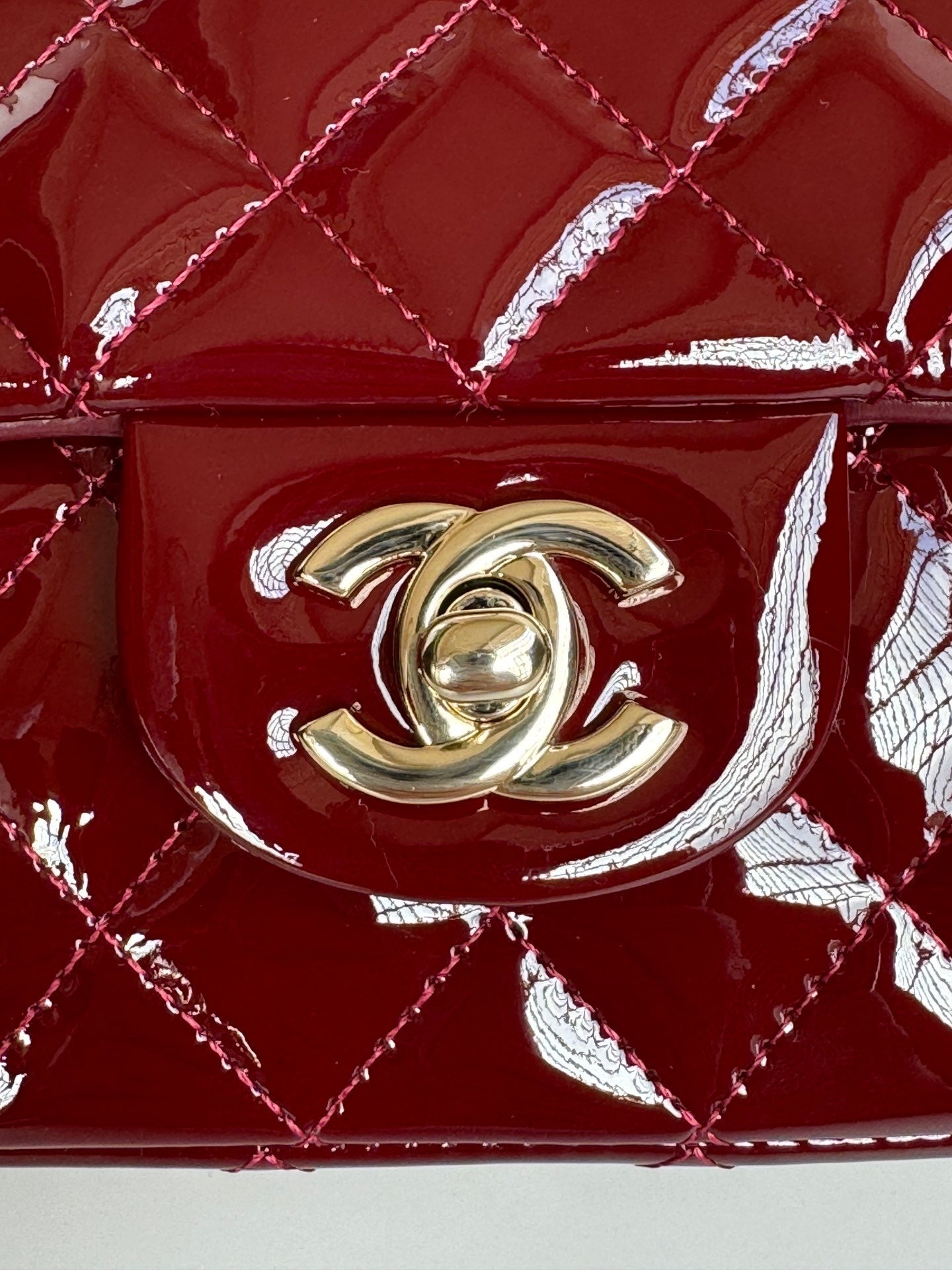 MINI SAC À RABAT 20 EN CUIR DE VEAU BRILLANT ROUGE ACAJOU, QUINCAILLERIE DORÉ 