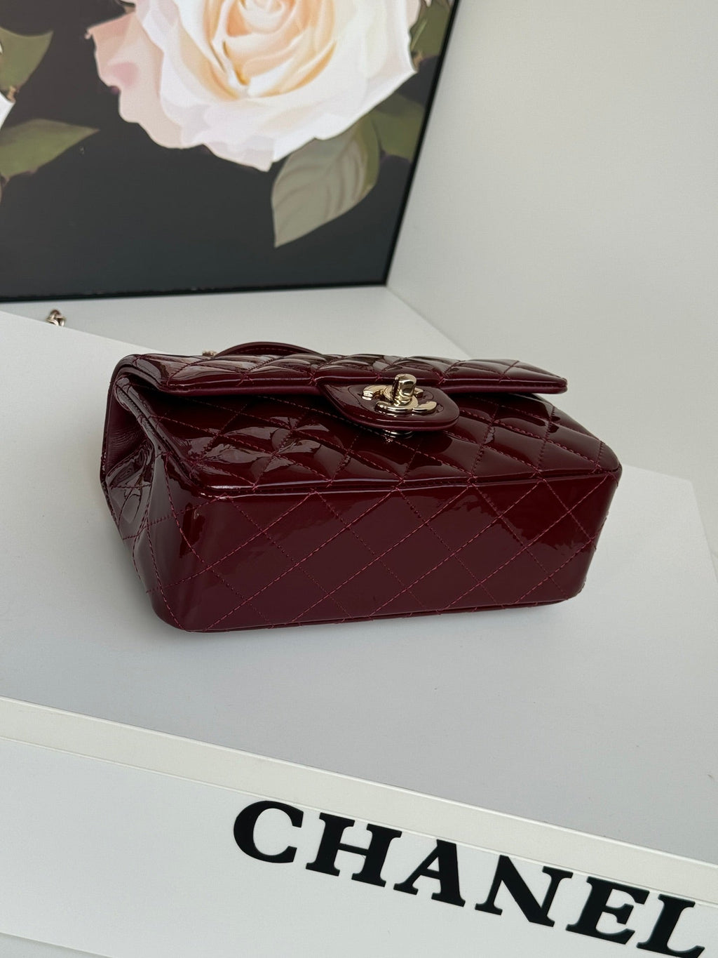 MINI SAC À RABAT 20 EN CUIR DE VEAU BRILLANT ROUGE ACAJOU, QUINCAILLERIE DORÉ 