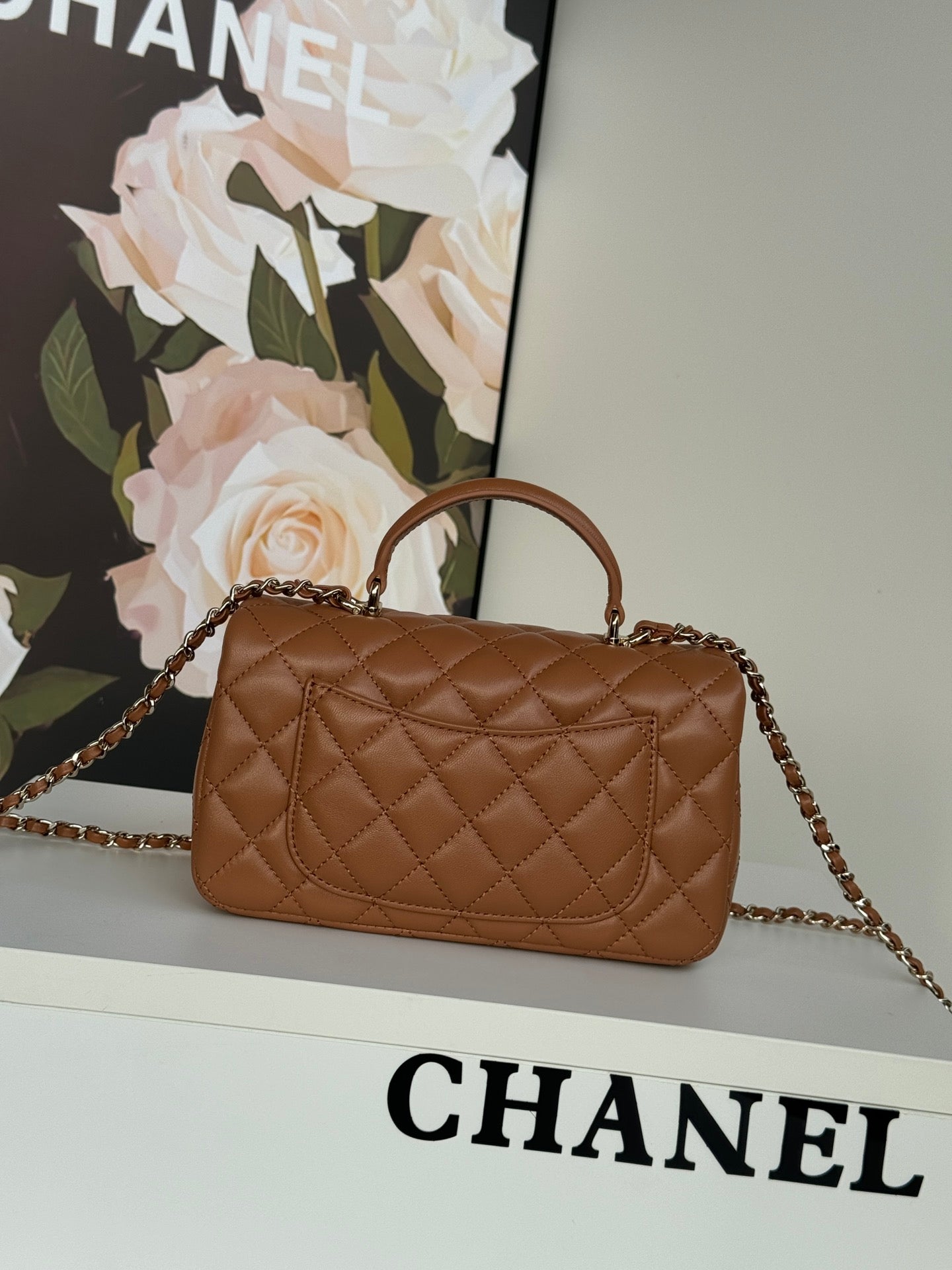 SAC À RABAT 20 EN CUIR D'AGNEAU MARRON BRONZE AVEC POIGNÉE 