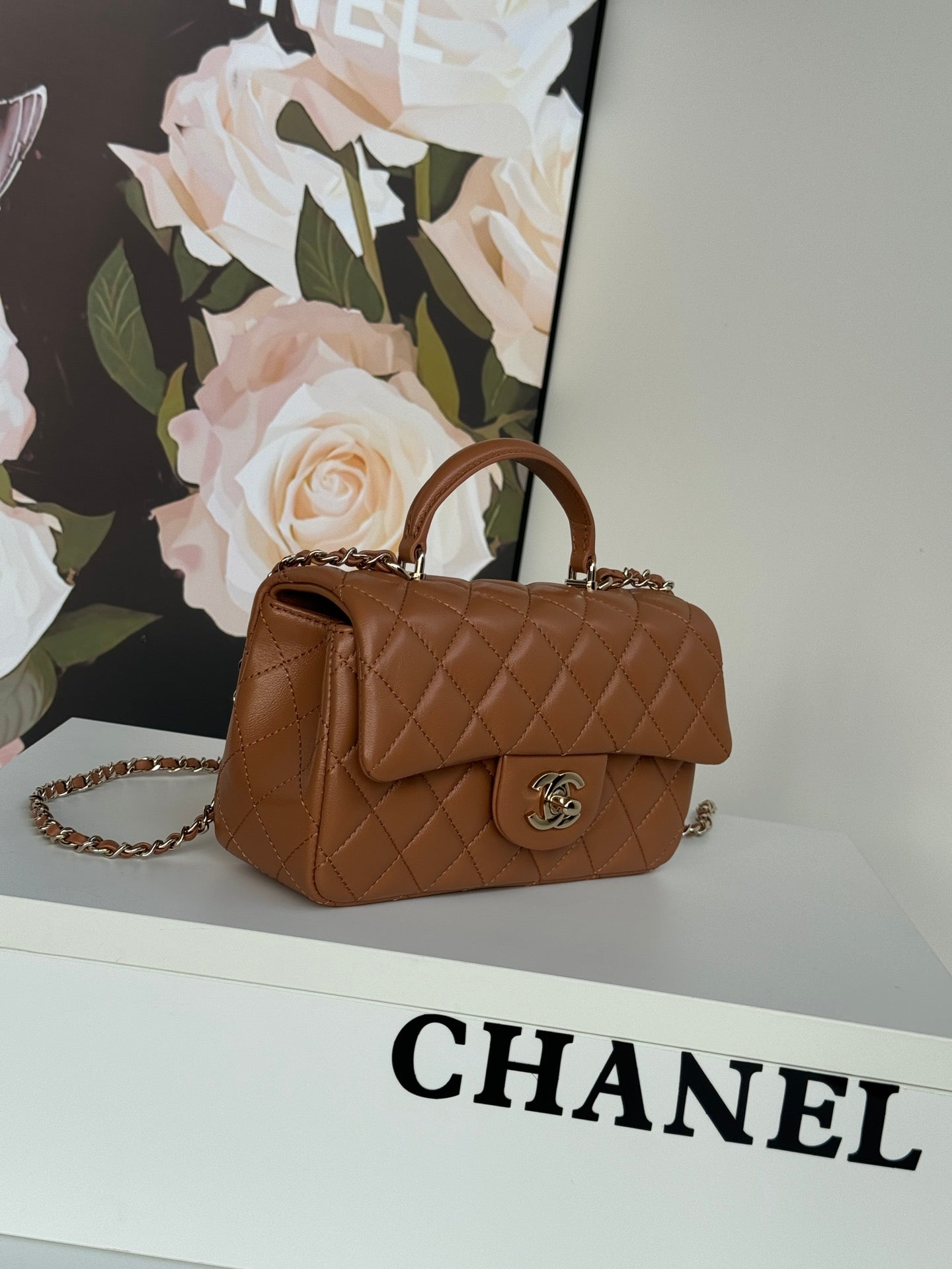 SAC À RABAT 20 EN CUIR D'AGNEAU MARRON BRONZE AVEC POIGNÉE 