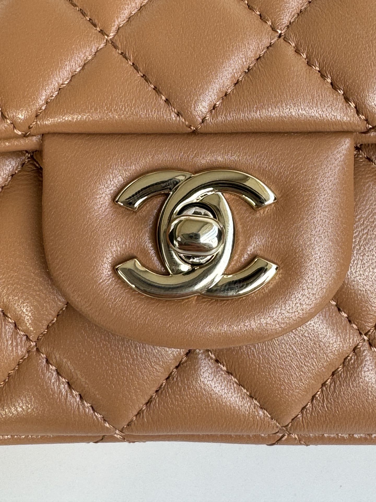 SAC À RABAT 20 EN CUIR D'AGNEAU MARRON BRONZE AVEC POIGNÉE 