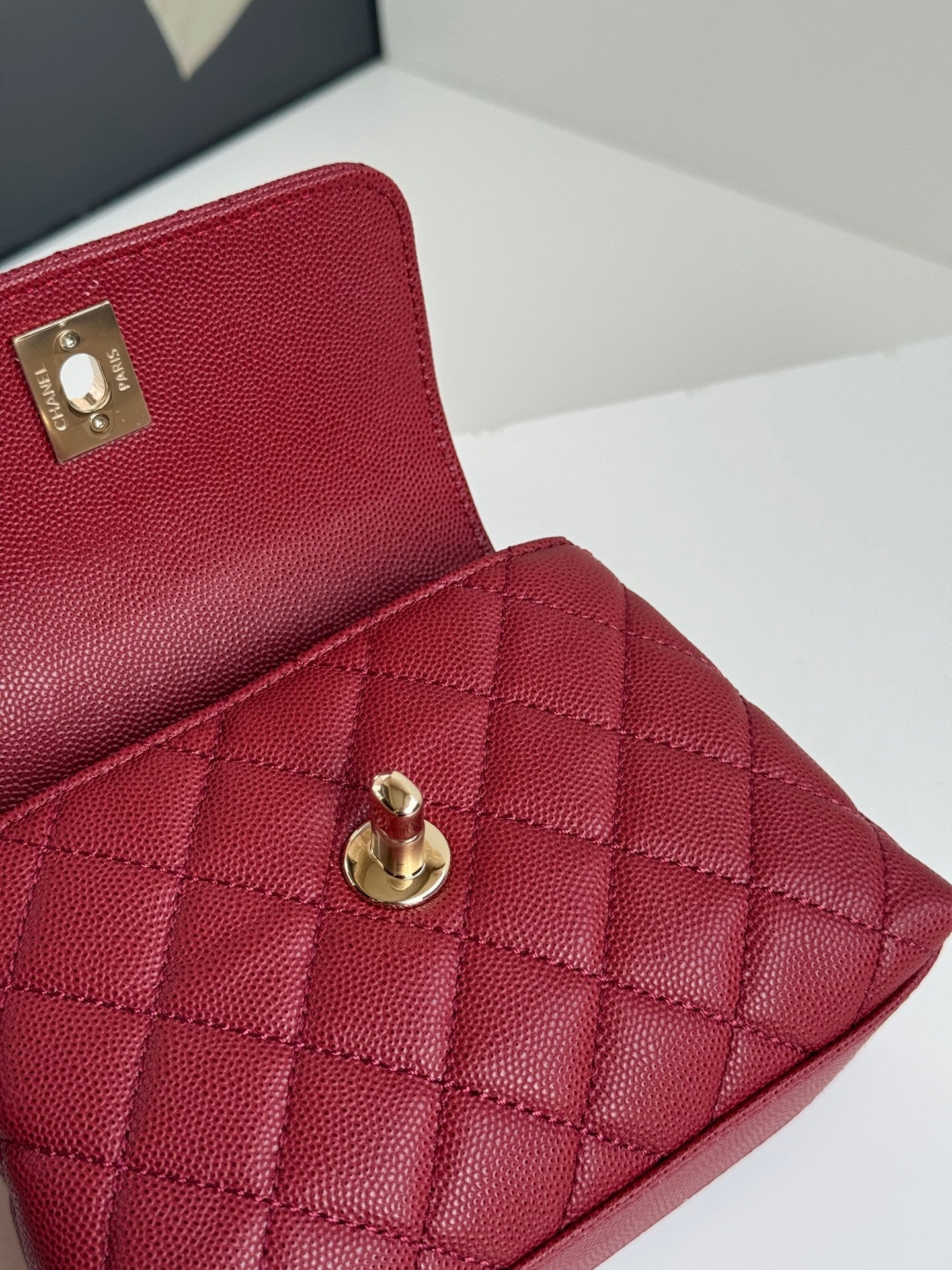 CC 24K COCO HANDLE NANO 14,5 CM CUIR DE VEAU GRAINÉ BORDEAUX QUINCAILLERIE DORÉ 