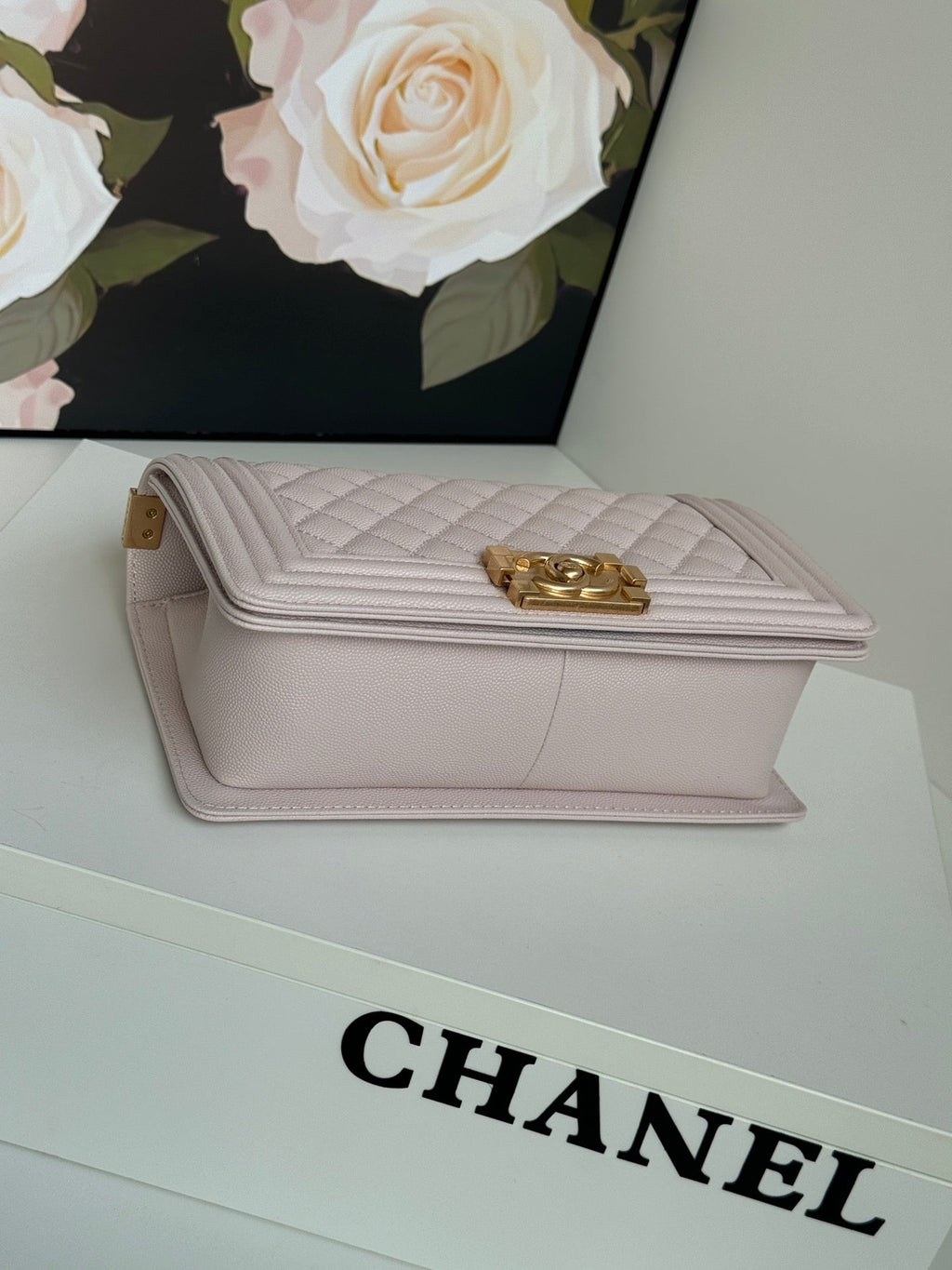 SAC BOY MOYEN 25 EN CUIR DE VEAU ROSE NUDE AVEC QUINCAILLERIE DORÉ 