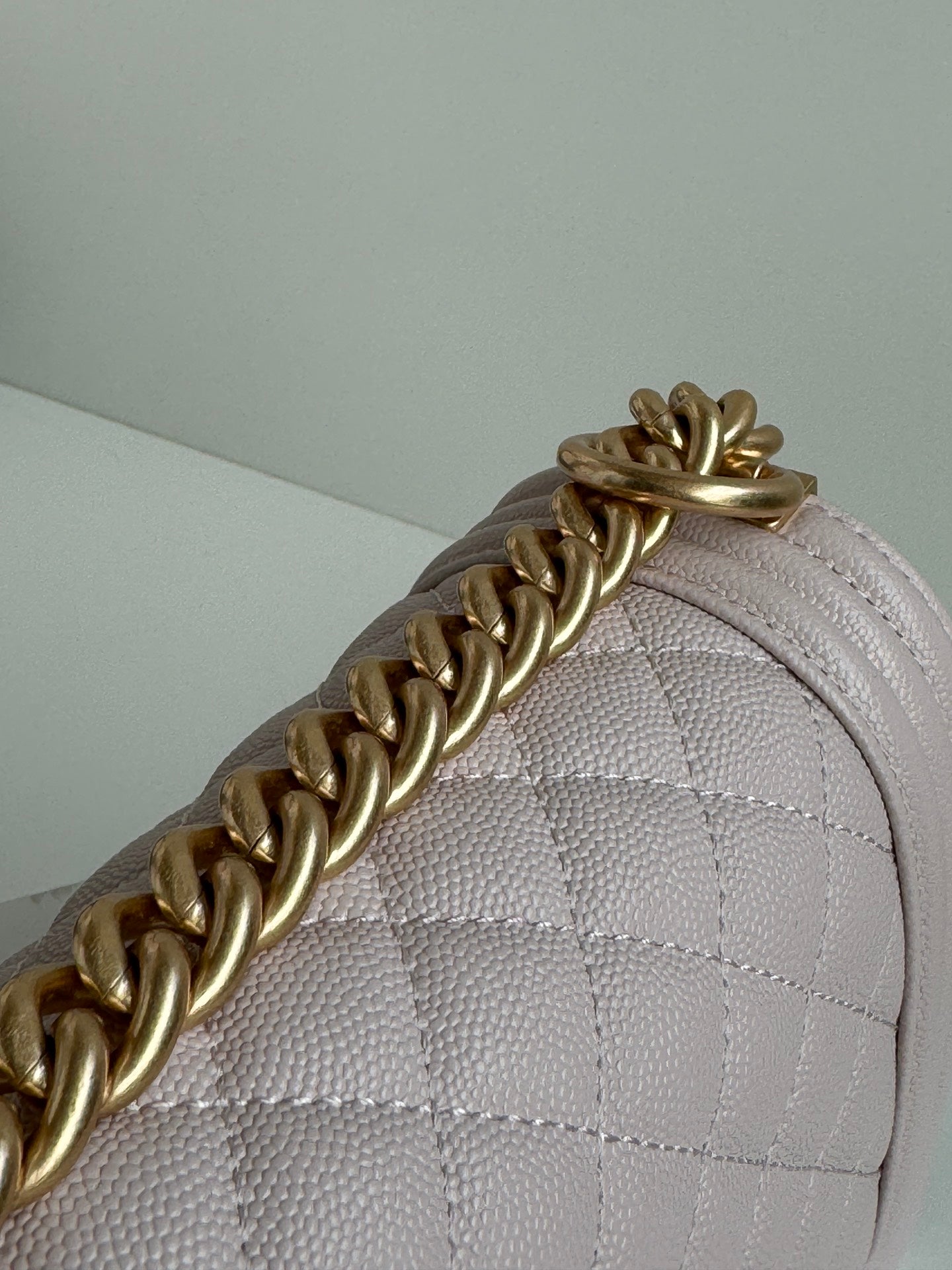 SAC BOY MOYEN 25 EN CUIR DE VEAU ROSE NUDE AVEC QUINCAILLERIE DORÉ 