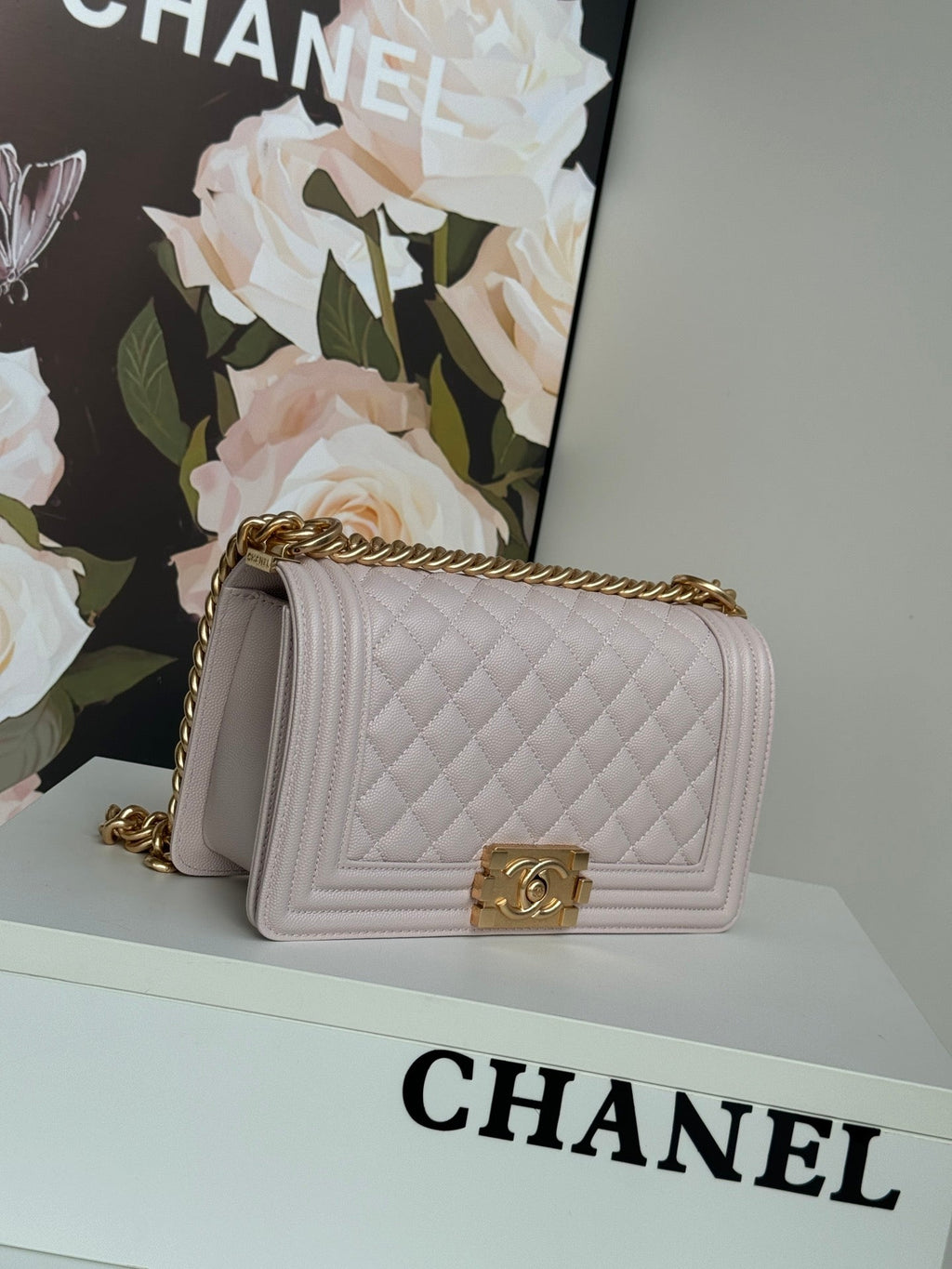 SAC BOY MOYEN 25 EN CUIR DE VEAU ROSE NUDE AVEC QUINCAILLERIE DORÉ 
