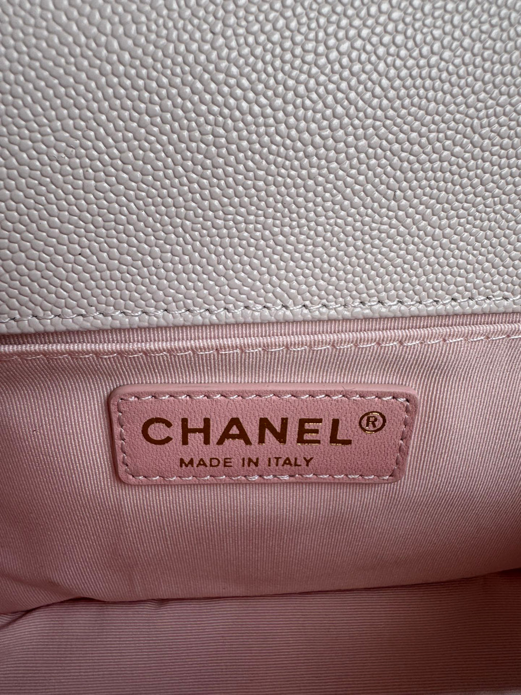 SAC BOY MOYEN 25 EN CUIR DE VEAU ROSE NUDE AVEC QUINCAILLERIE DORÉ 