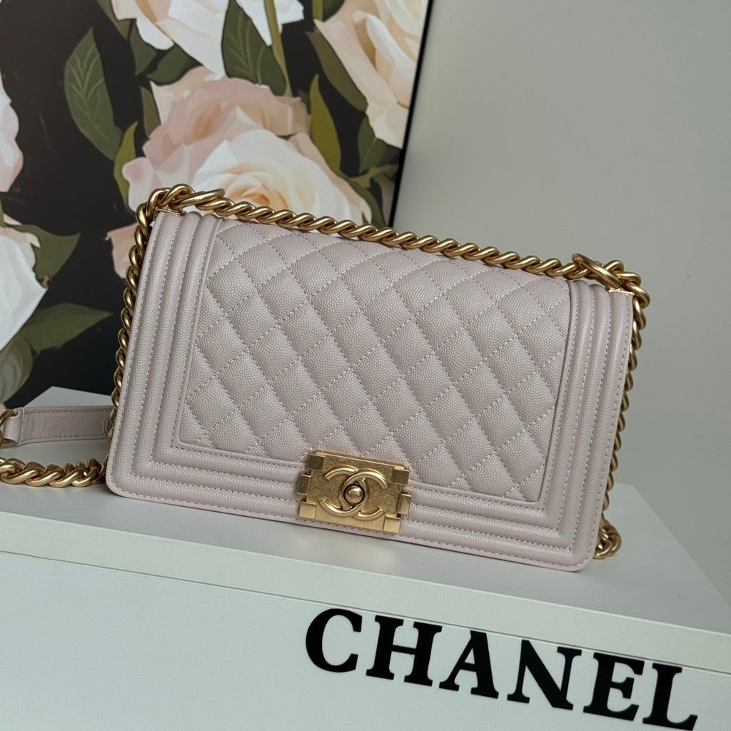 SAC BOY MOYEN 25 EN CUIR DE VEAU ROSE NUDE AVEC QUINCAILLERIE DORÉ 