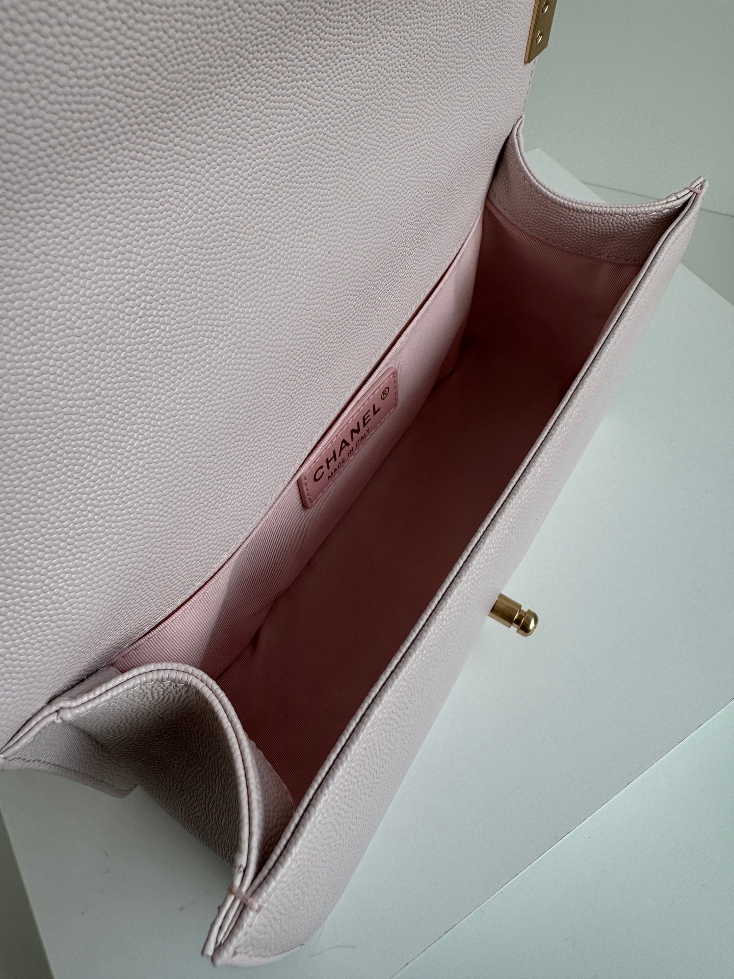 SAC BOY MOYEN 25 EN CUIR DE VEAU ROSE NUDE AVEC QUINCAILLERIE DORÉ 
