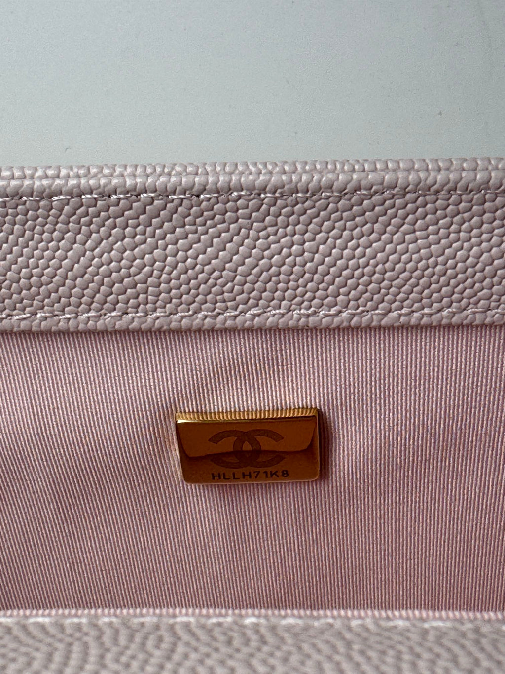 SAC BOY MOYEN 25 EN CUIR DE VEAU ROSE NUDE AVEC QUINCAILLERIE DORÉ 