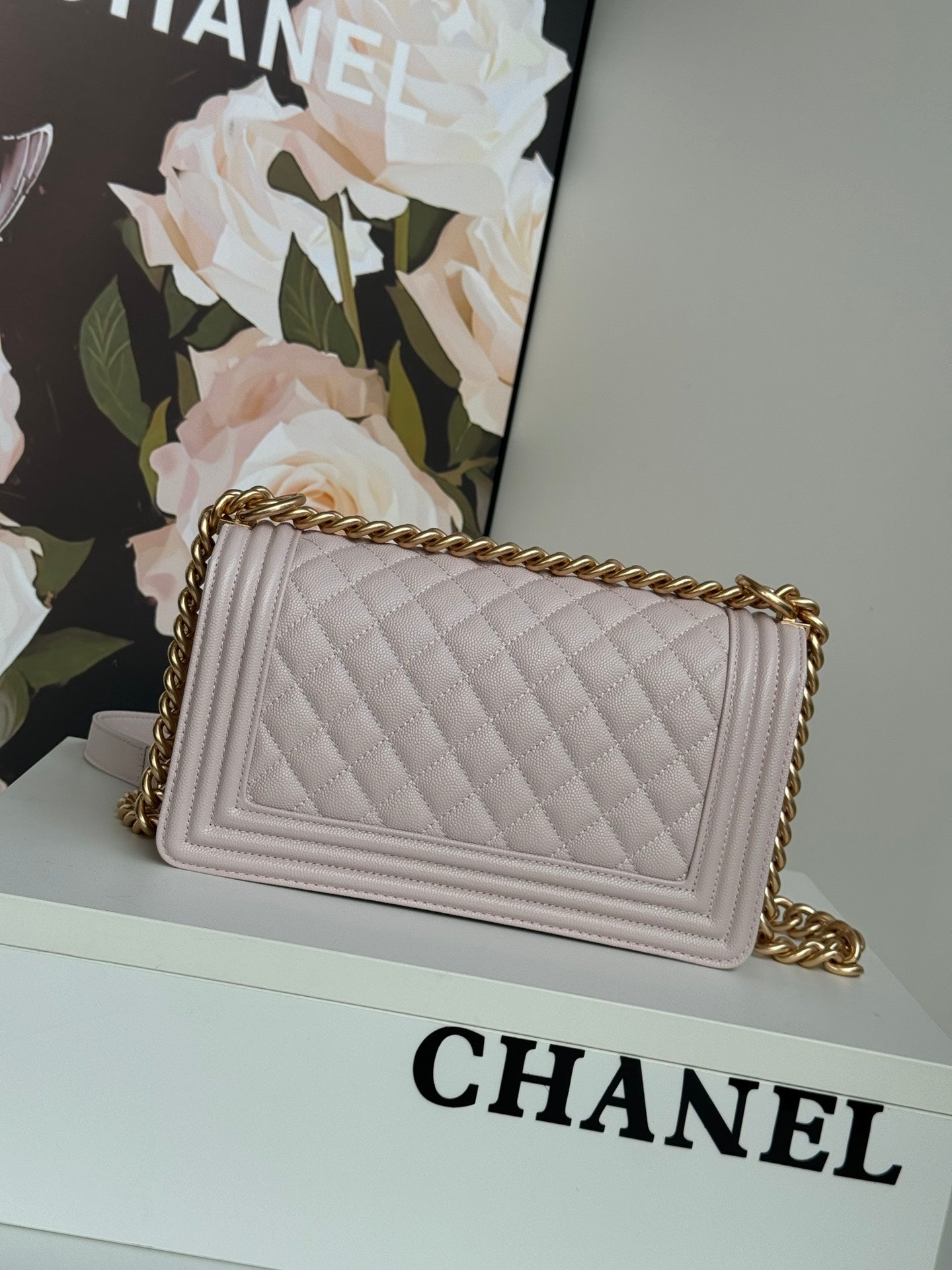 SAC BOY MOYEN 25 EN CUIR DE VEAU ROSE NUDE AVEC QUINCAILLERIE DORÉ 