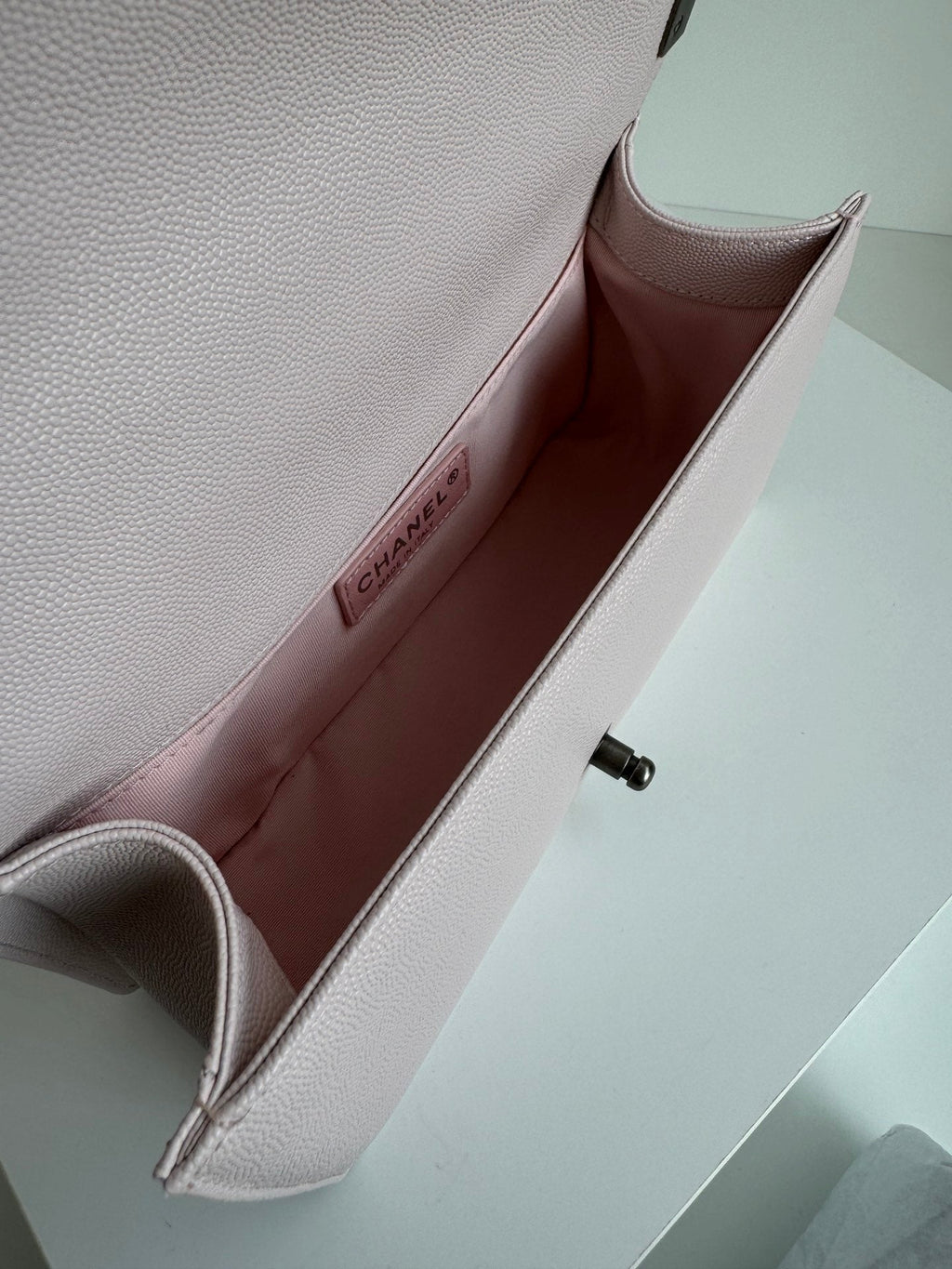 SAC BOY MOYEN 25 EN CUIR DE VEAU ROSE NUDE
