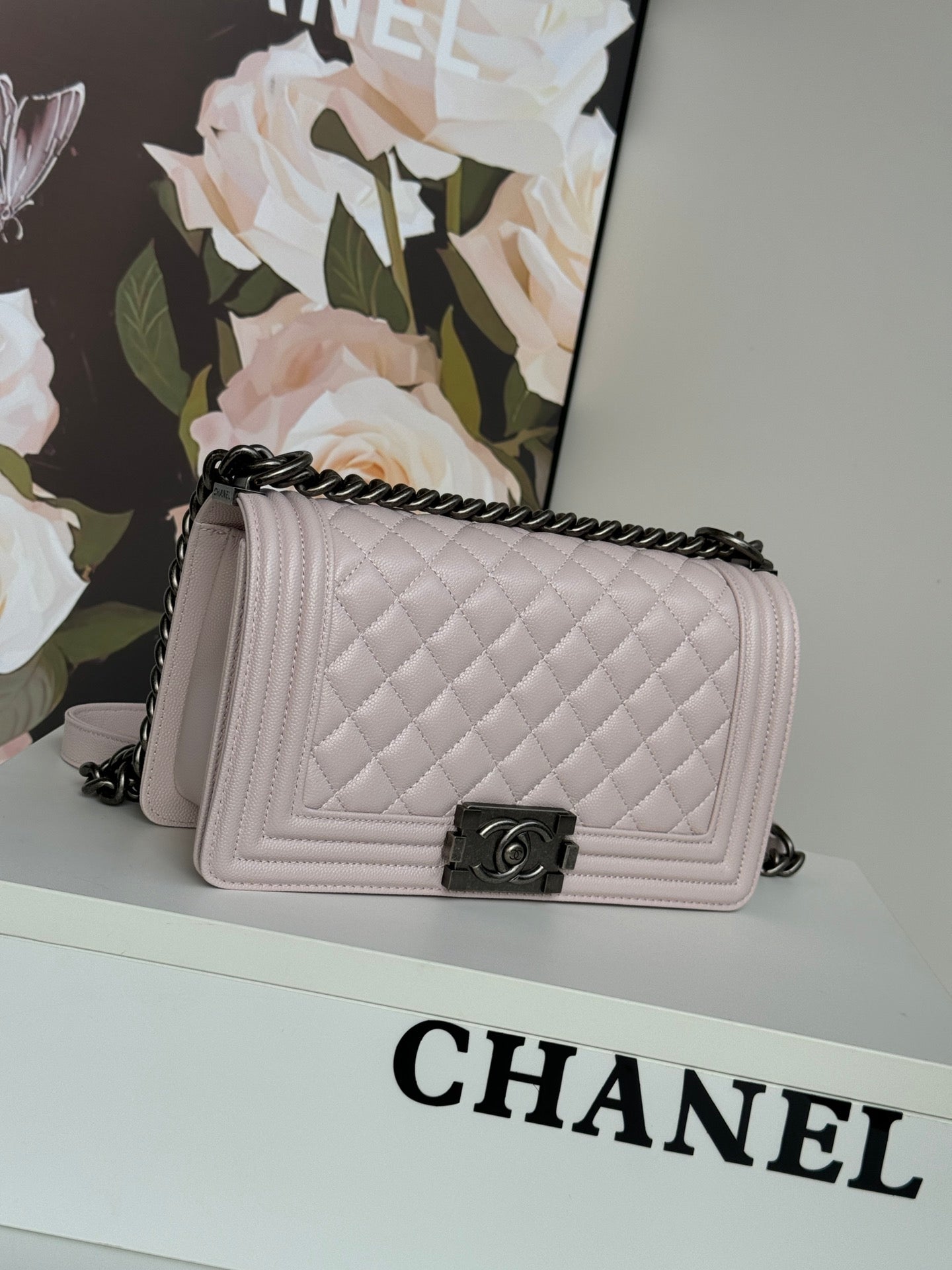 SAC BOY MOYEN 25 EN CUIR DE VEAU ROSE NUDE