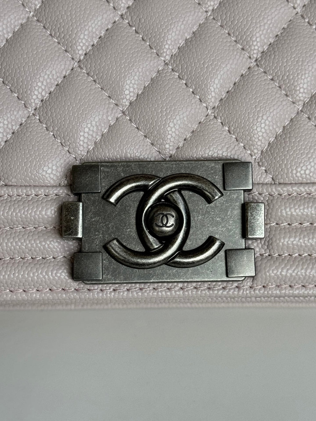 SAC BOY MOYEN 25 EN CUIR DE VEAU ROSE NUDE