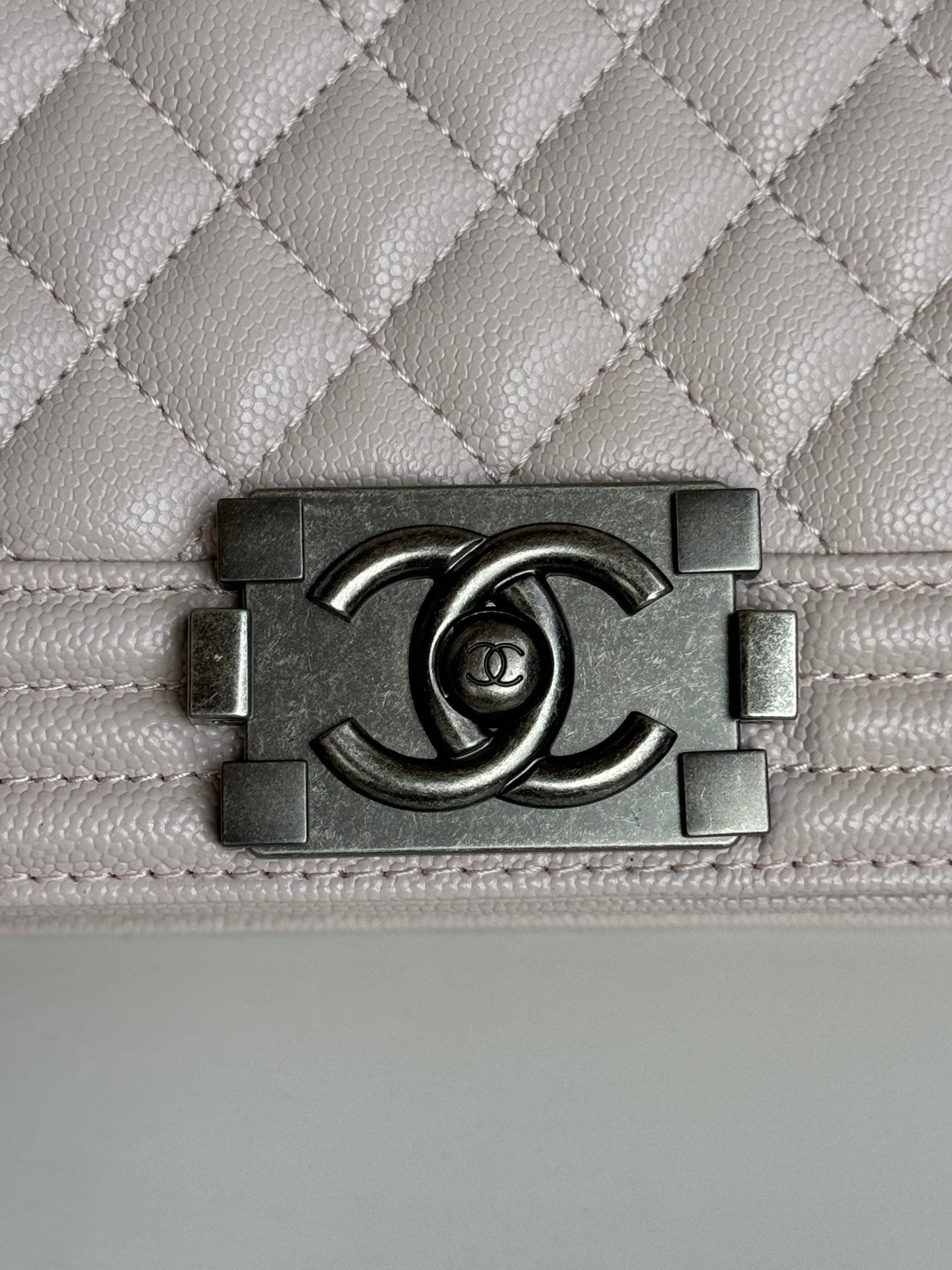 SAC BOY MOYEN 25 EN CUIR DE VEAU ROSE NUDE