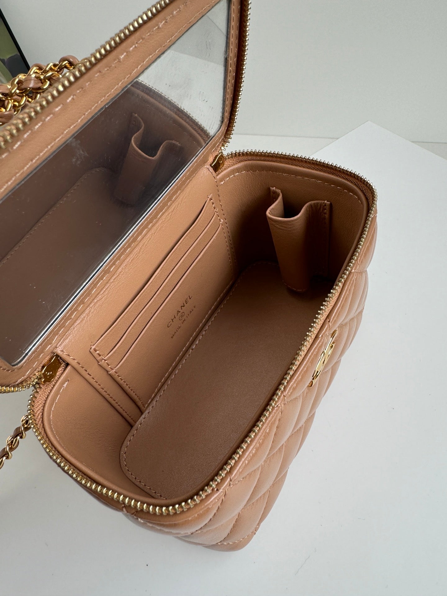 PETITE TROUSSE DE VANITY 17 AVEC POIGNÉE EN CUIR DE VEAU MARRON ROUGE CHAÎNE EN MÉTAL DORÉ