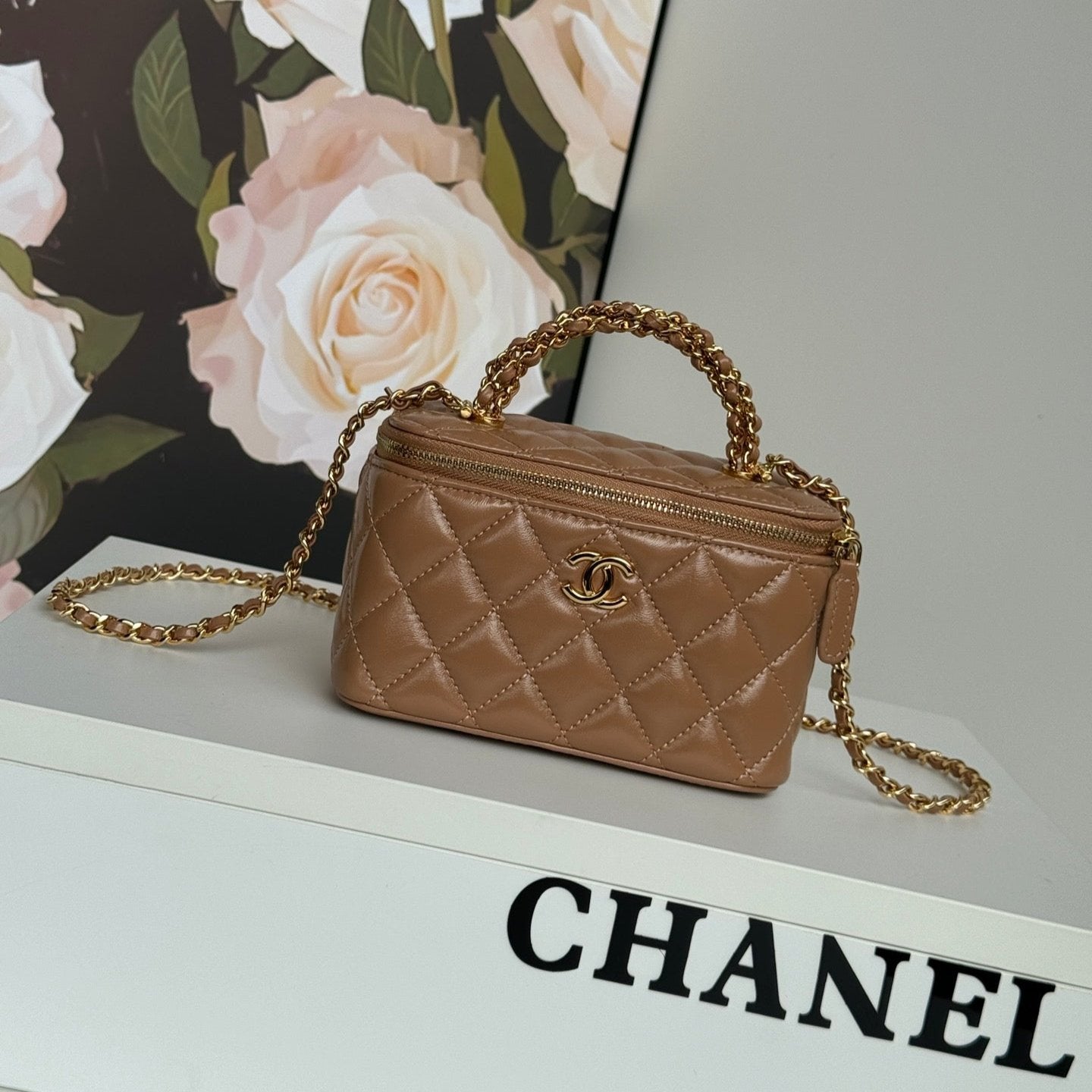 PETITE TROUSSE DE VANITY 17 AVEC POIGNÉE EN CUIR DE VEAU MARRON ROUGE CHAÎNE EN MÉTAL DORÉ