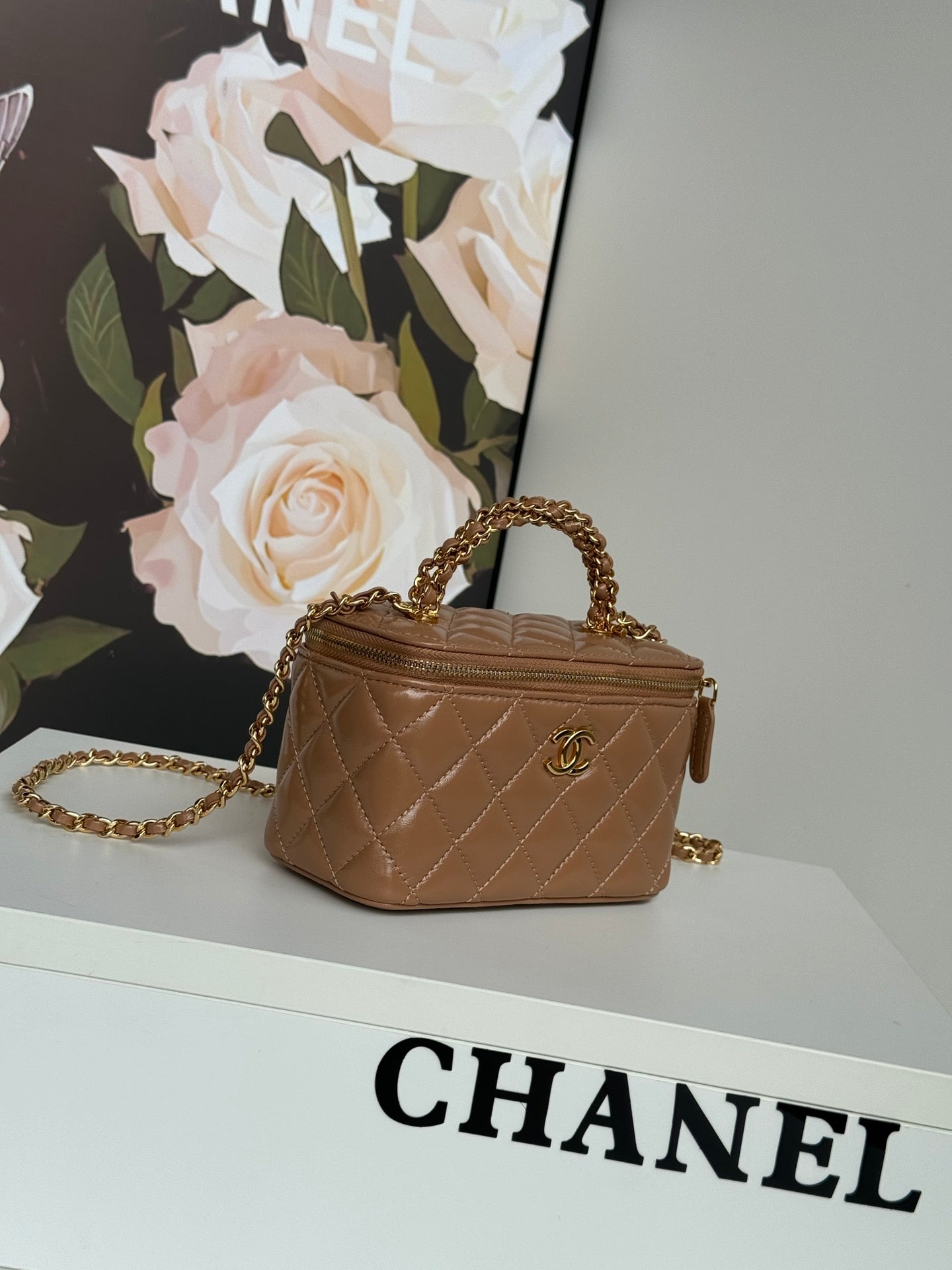 PETITE TROUSSE DE VANITY 17 AVEC POIGNÉE EN CUIR DE VEAU MARRON ROUGE CHAÎNE EN MÉTAL DORÉ