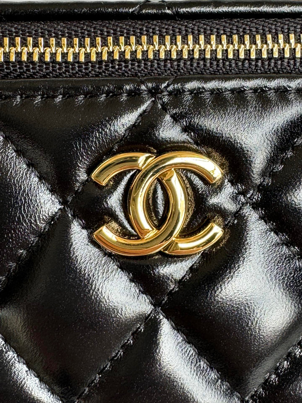 PETITE TROUSSE DE VANITY 17 AVEC POIGNÉE EN CUIR DE VEAU NOIR CHAÎNE EN MÉTAL DORÉ
