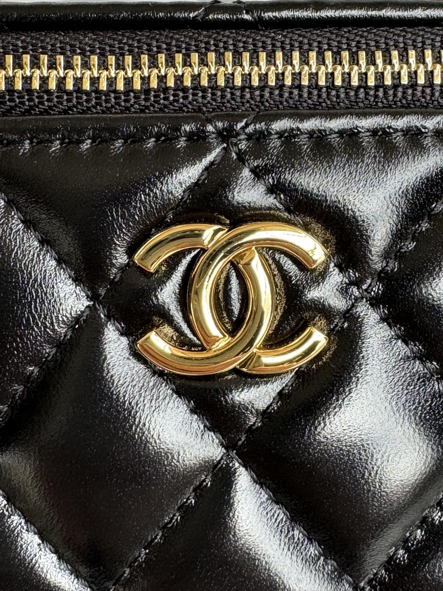 PETITE TROUSSE DE VANITY 17 AVEC POIGNÉE EN CUIR DE VEAU NOIR CHAÎNE EN MÉTAL DORÉ