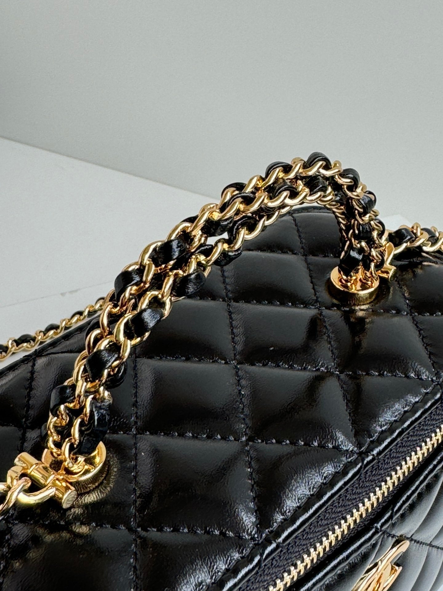 PETITE TROUSSE DE VANITY 17 AVEC POIGNÉE EN CUIR DE VEAU NOIR CHAÎNE EN MÉTAL DORÉ