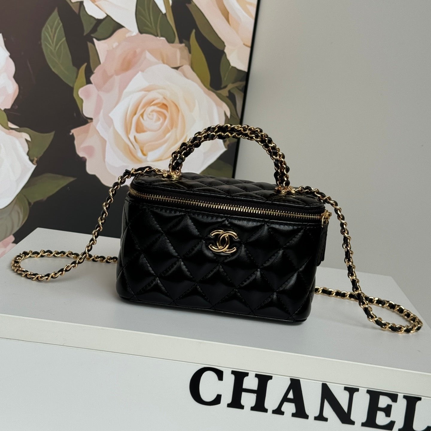 PETITE TROUSSE DE VANITY 17 AVEC POIGNÉE EN CUIR DE VEAU NOIR CHAÎNE EN MÉTAL DORÉ