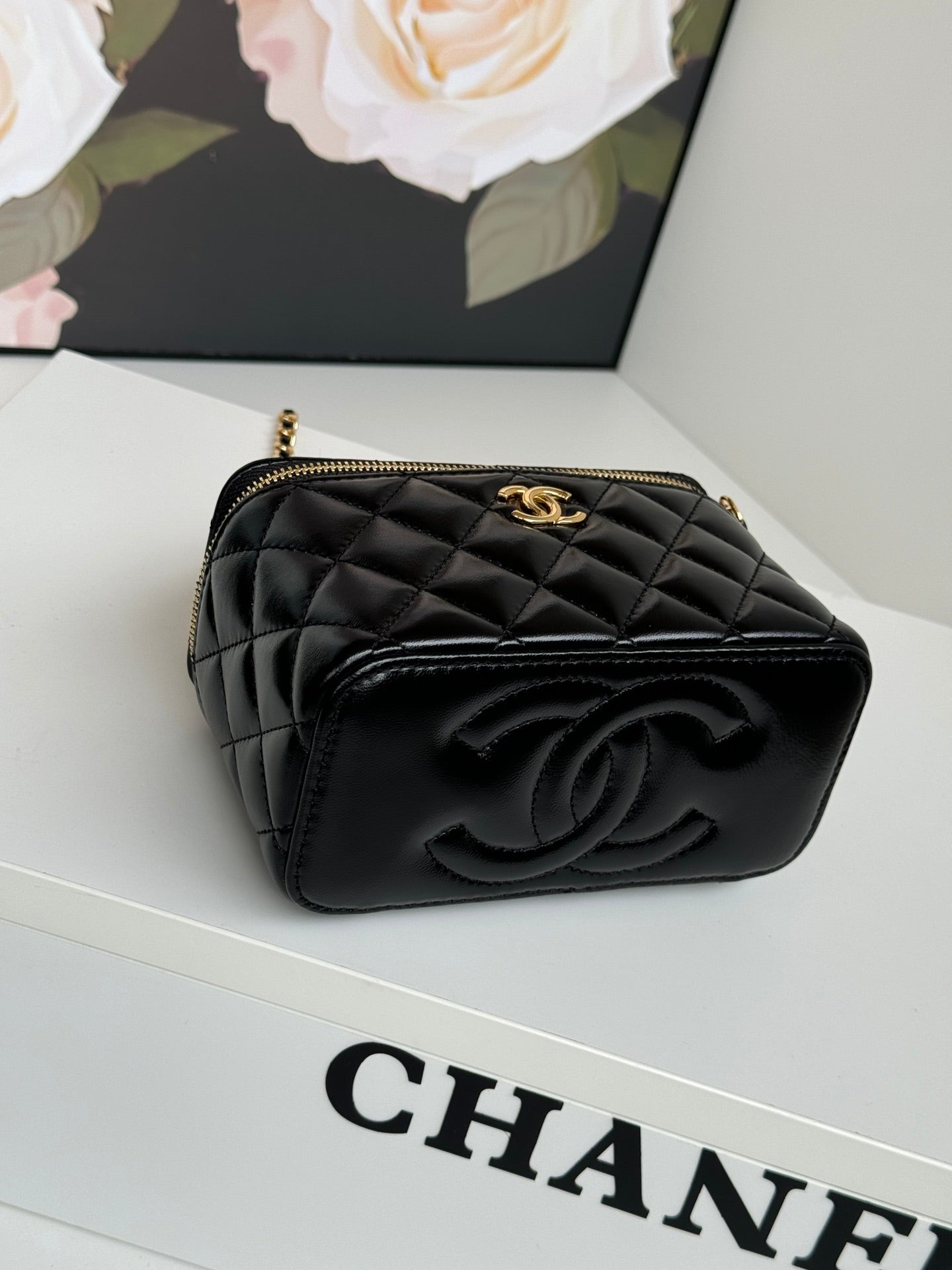 PETITE TROUSSE DE VANITY 17 AVEC POIGNÉE EN CUIR DE VEAU NOIR CHAÎNE EN MÉTAL DORÉ