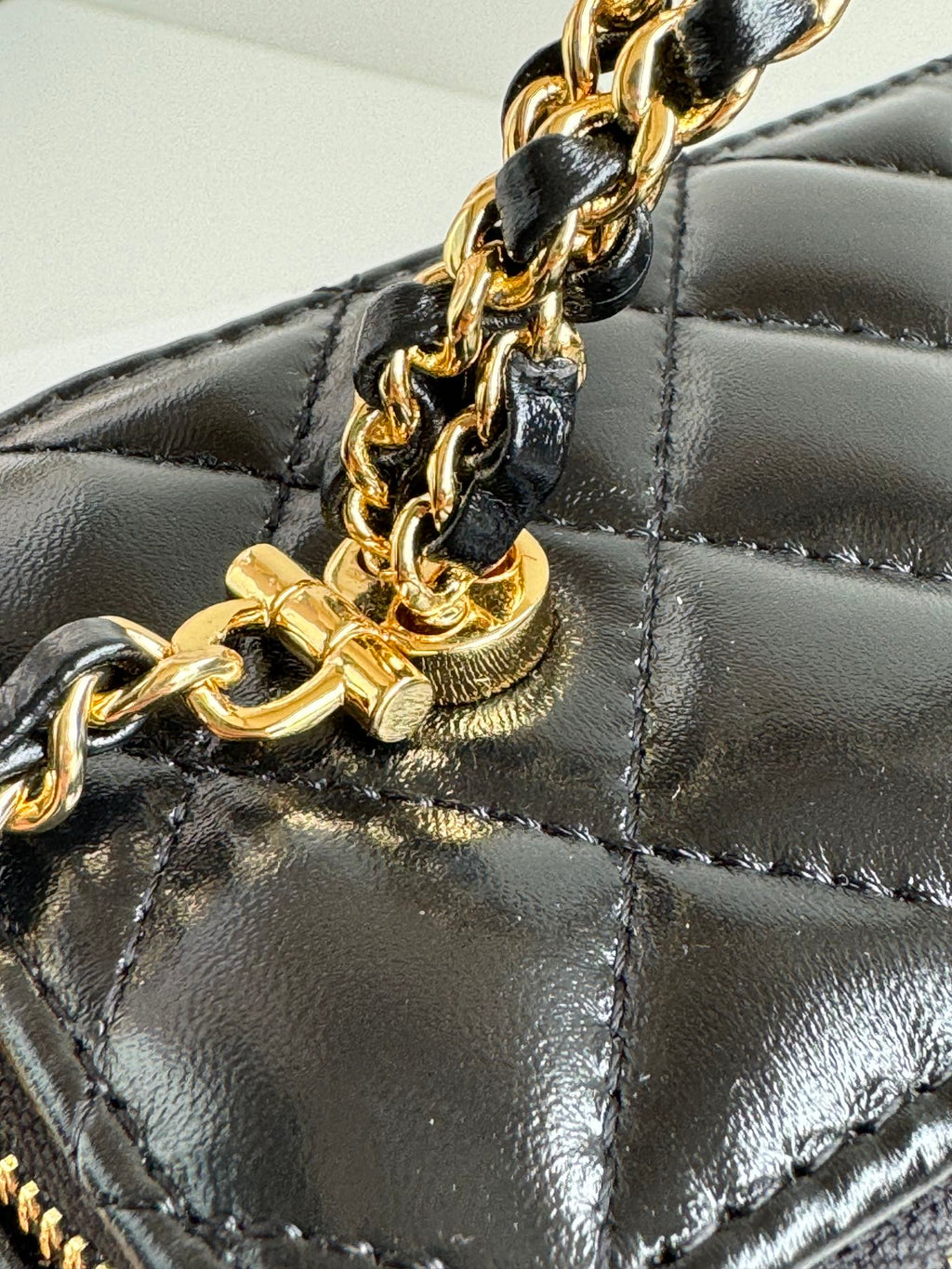 PETITE TROUSSE DE VANITY 17 AVEC POIGNÉE EN CUIR DE VEAU NOIR CHAÎNE EN MÉTAL DORÉ