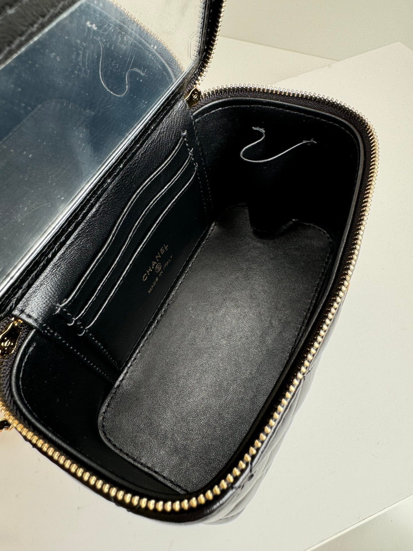 PETITE TROUSSE DE VANITY 17 AVEC POIGNÉE EN CUIR DE VEAU NOIR CHAÎNE EN MÉTAL DORÉ