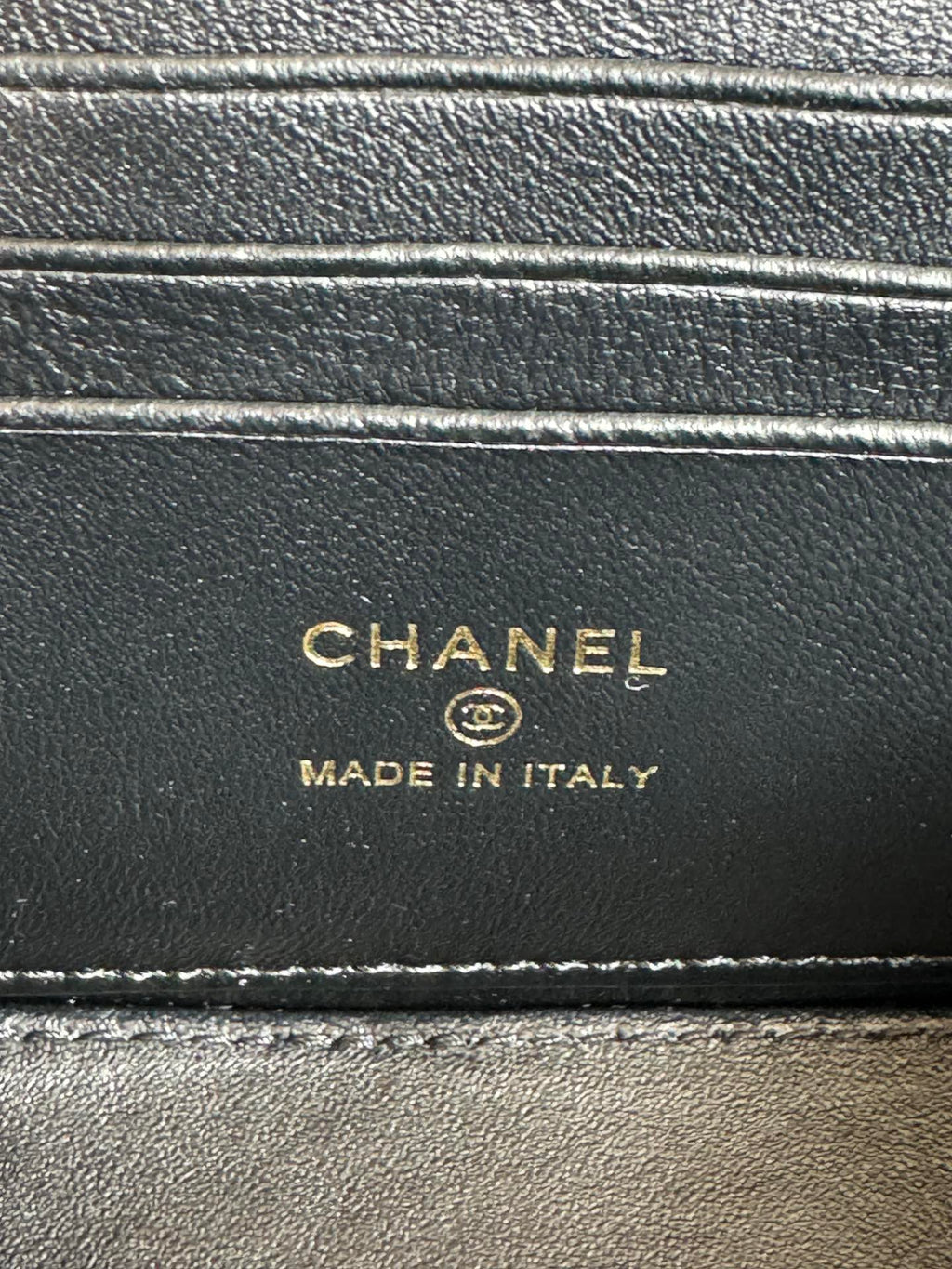 PETITE TROUSSE DE VANITY 17 AVEC POIGNÉE EN CUIR DE VEAU NOIR CHAÎNE EN MÉTAL DORÉ