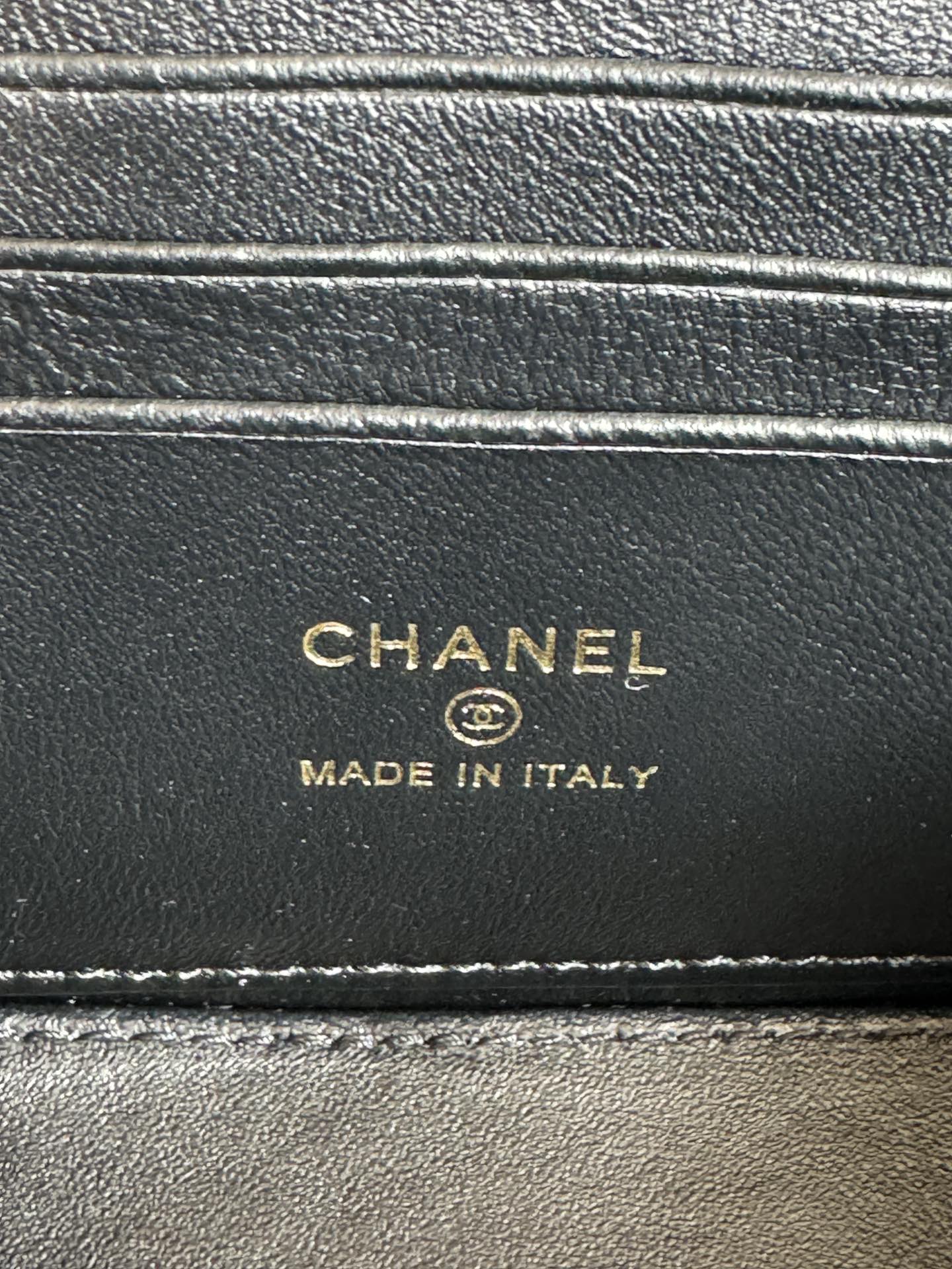 PETITE TROUSSE DE VANITY 17 AVEC POIGNÉE EN CUIR DE VEAU NOIR CHAÎNE EN MÉTAL DORÉ