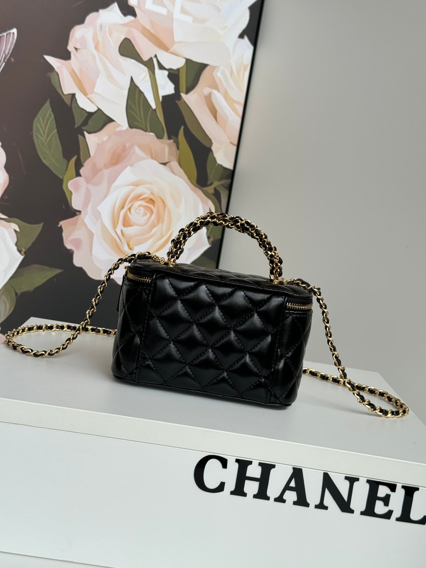 PETITE TROUSSE DE VANITY 17 AVEC POIGNÉE EN CUIR DE VEAU NOIR CHAÎNE EN MÉTAL DORÉ