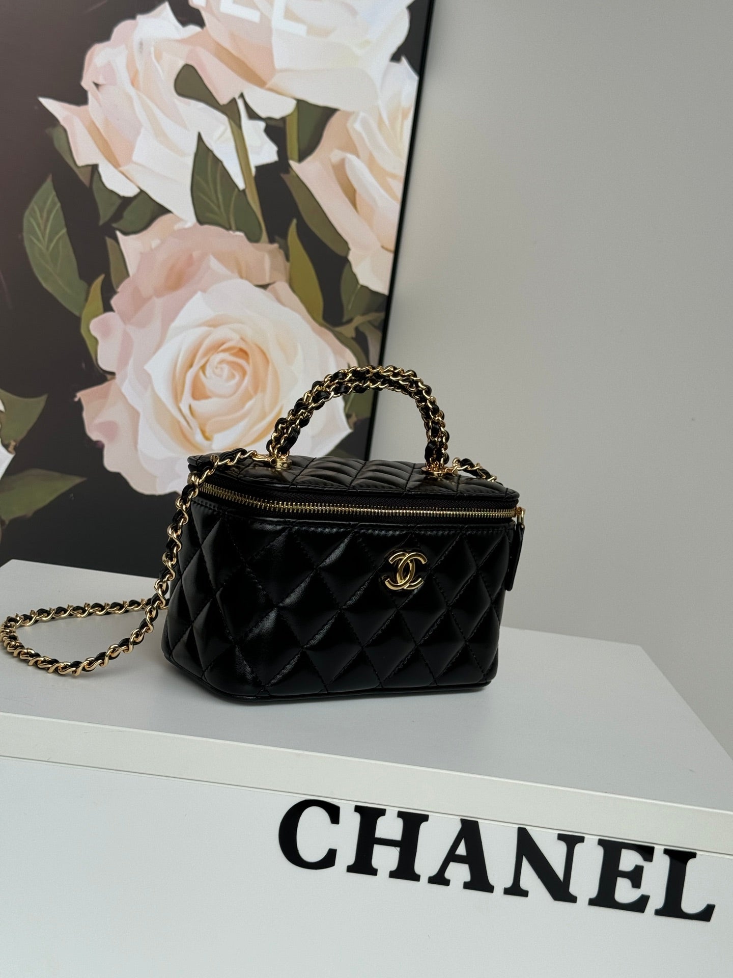 PETITE TROUSSE DE VANITY 17 AVEC POIGNÉE EN CUIR DE VEAU NOIR CHAÎNE EN MÉTAL DORÉ