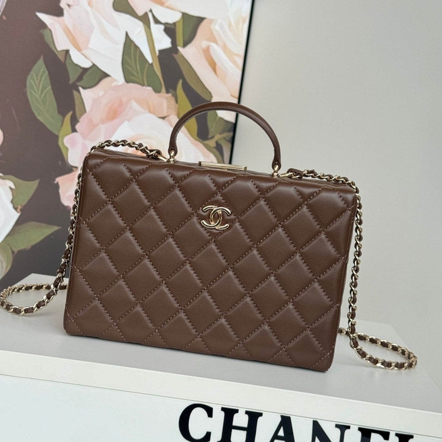 SAC MOYEN 22 PO EN CUIR D'AGNEAU CHOCOLAT QUINCAILLERIE DORÉ